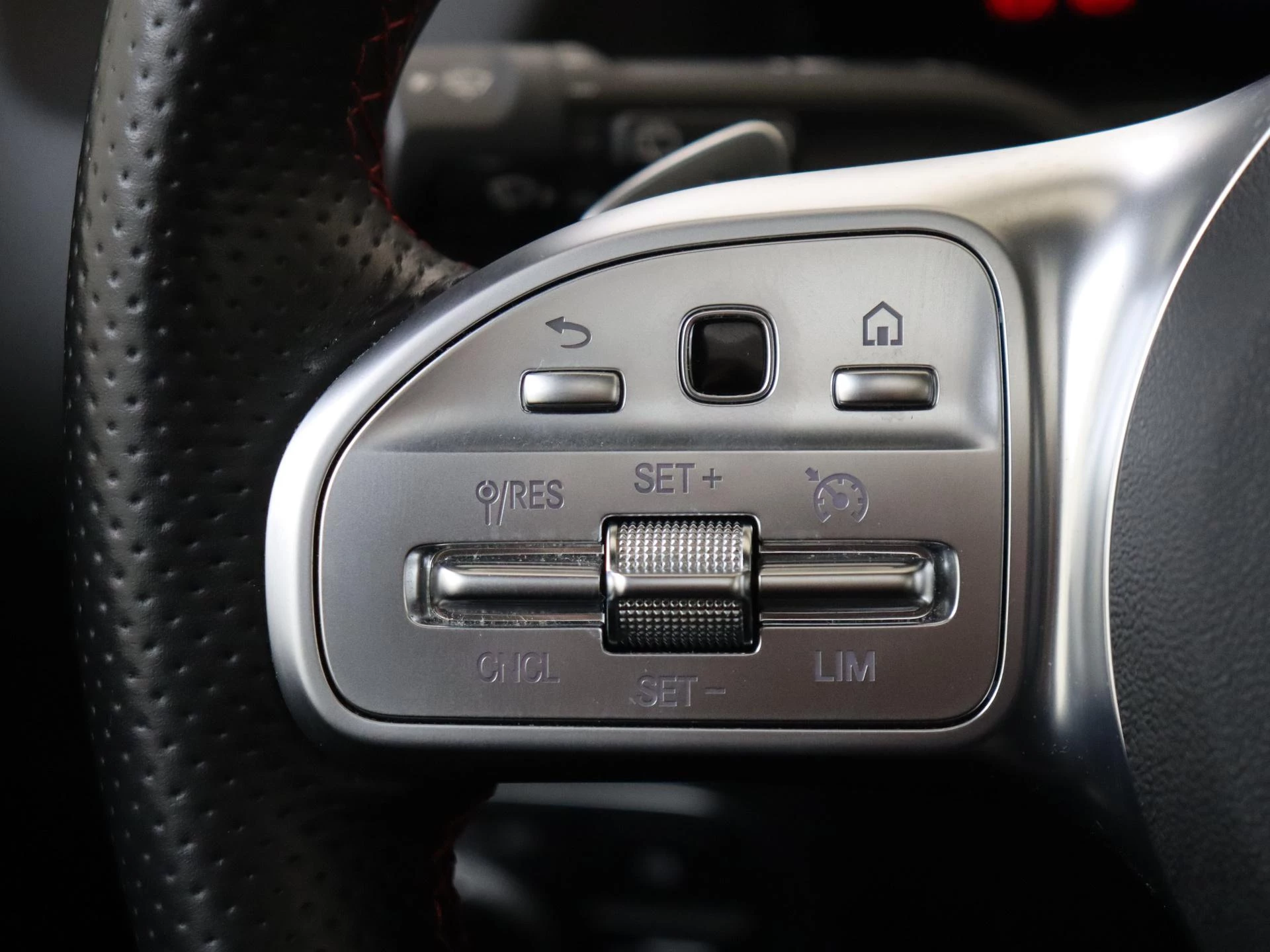Mercedes-Benz-B-Klasse-image-12