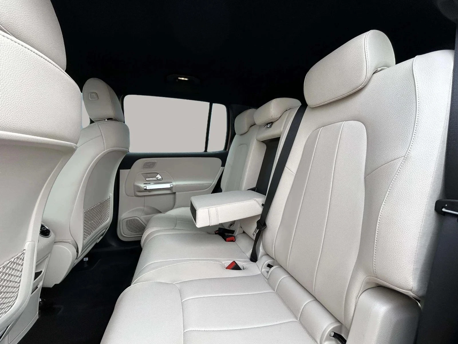 Mercedes-Benz-EQB-image-15