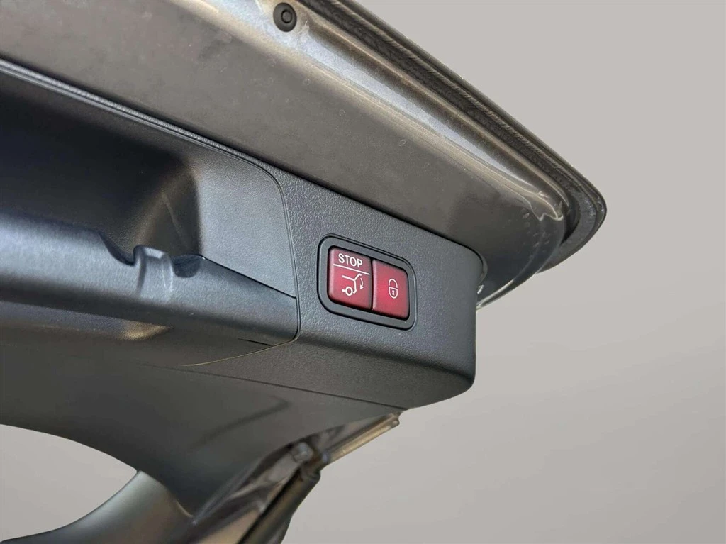 Mercedes-Benz-EQB-image-24