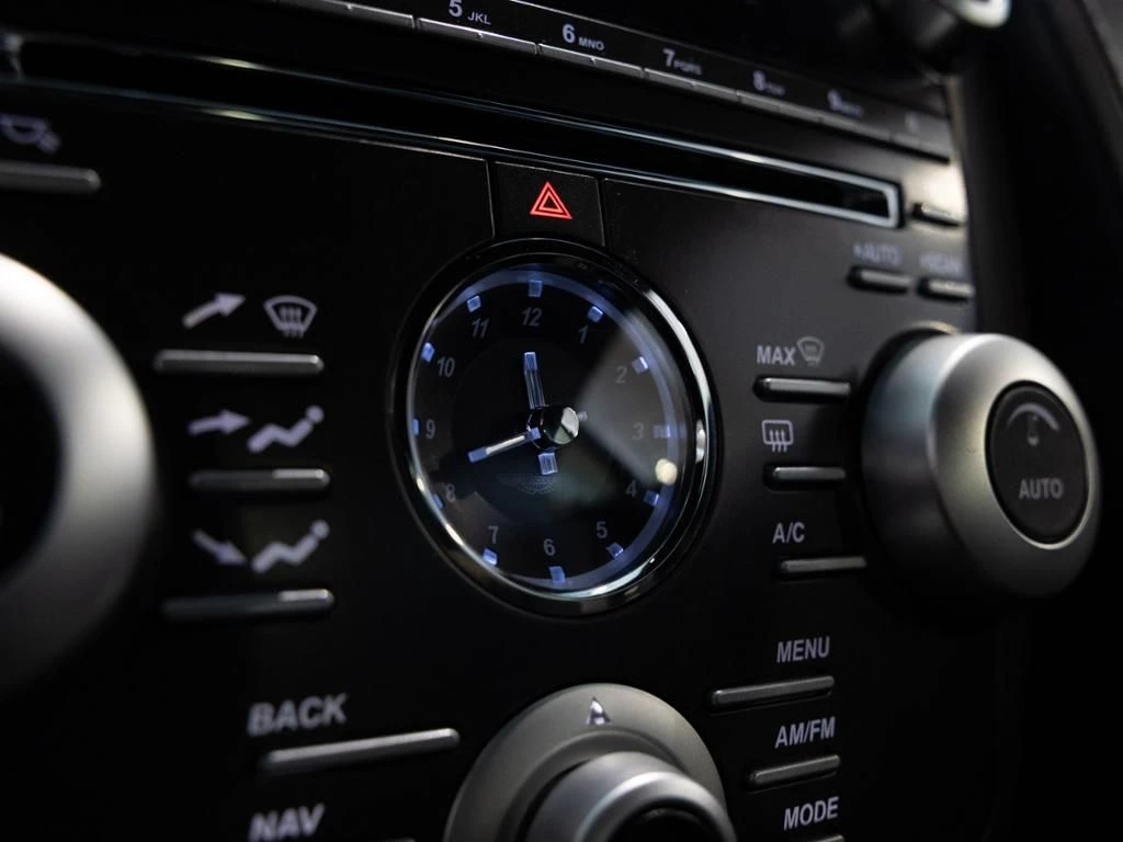 Aston Martin-V8 Vantage-image-30
