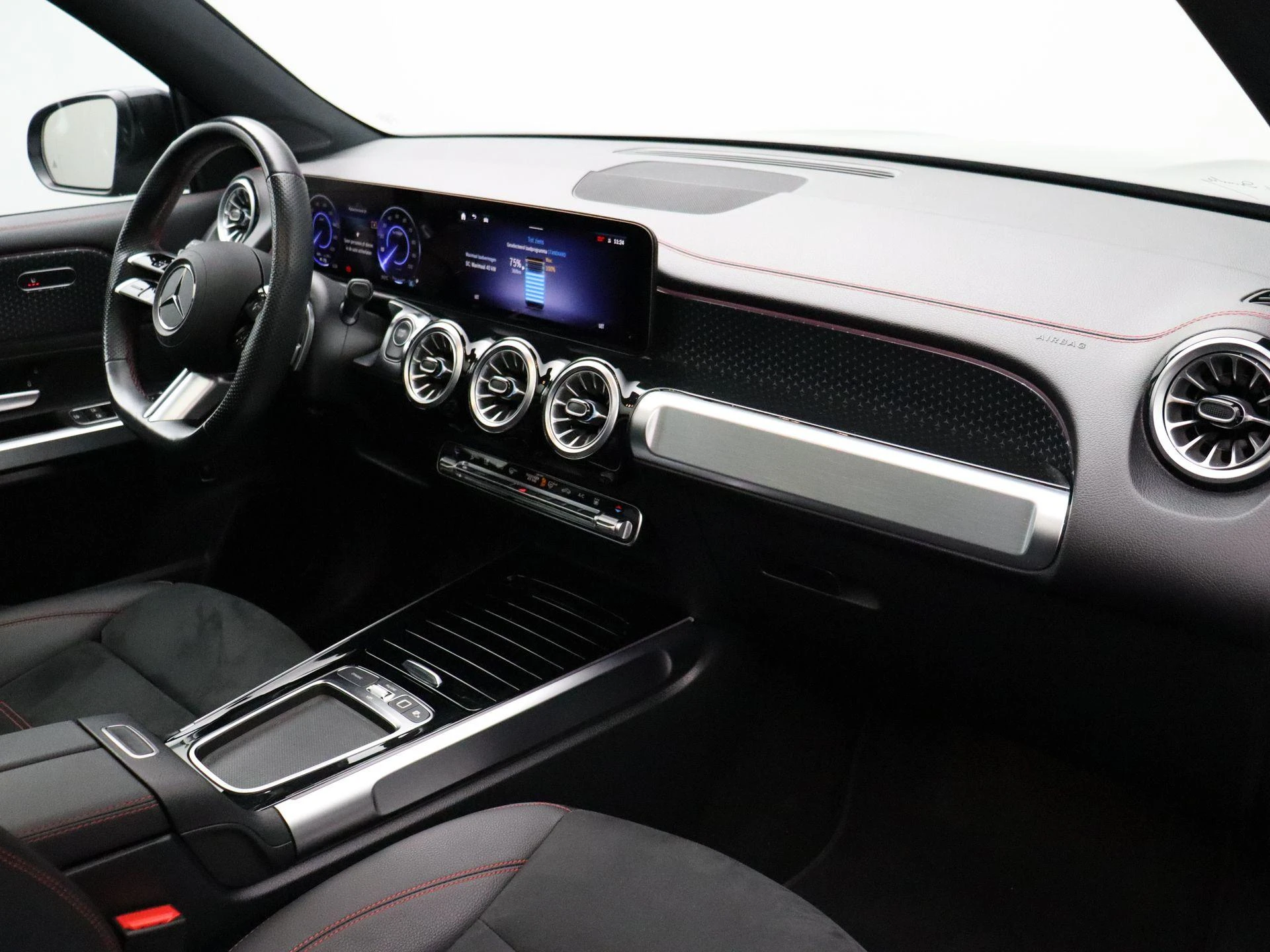 Mercedes-Benz-EQB-image-28