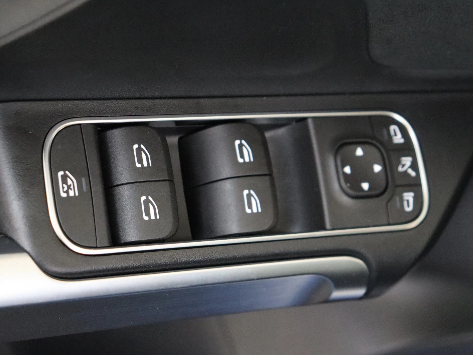 Mercedes-Benz-EQB-image-26