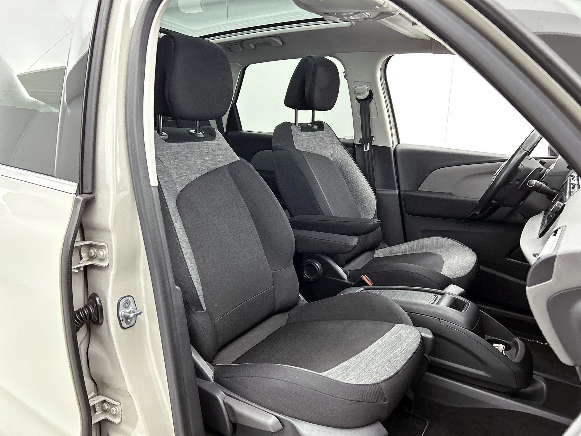 Citroën-C4 Picasso-image-32