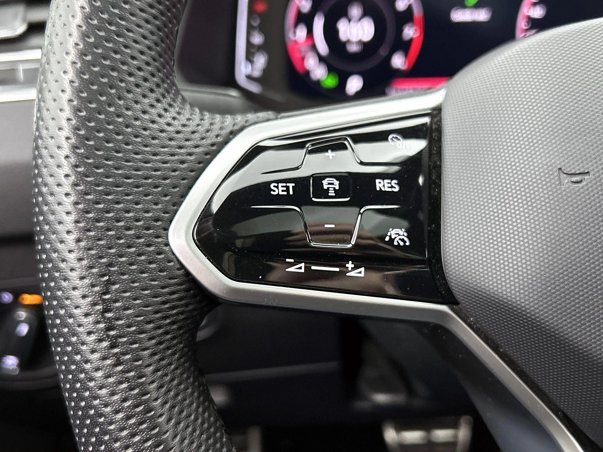 Volkswagen-Tiguan-image-5
