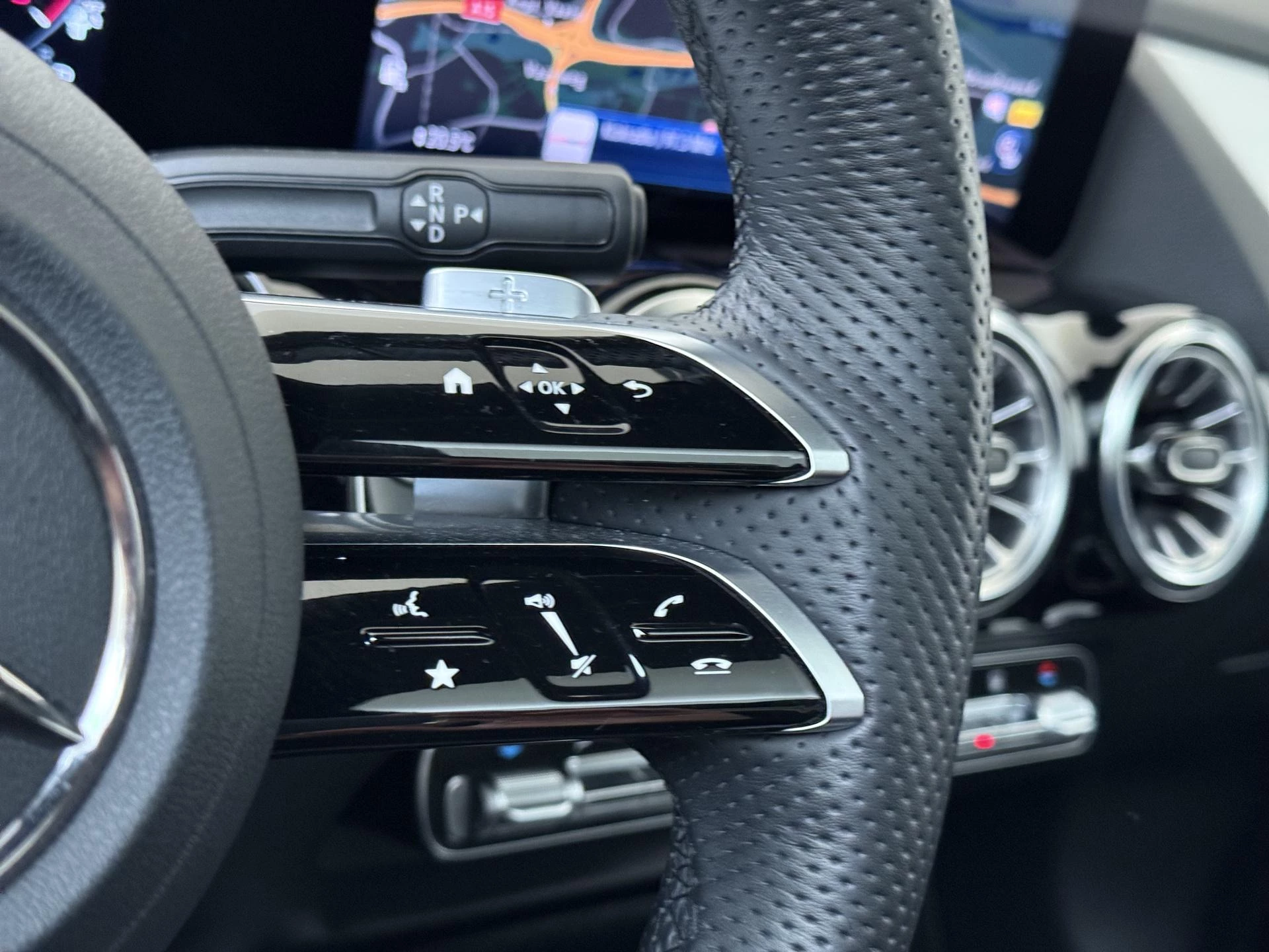 Mercedes-Benz-GLA-image-16