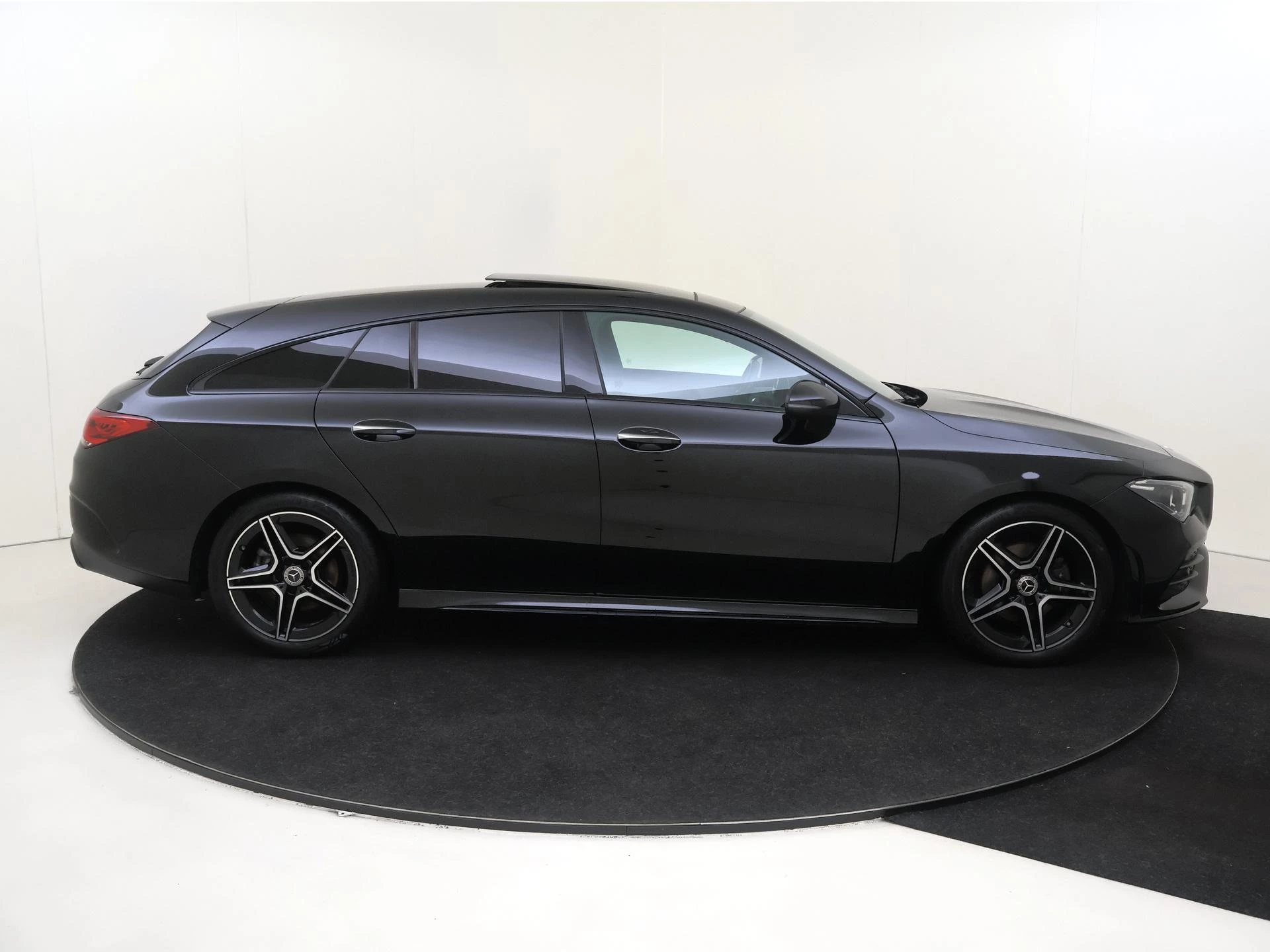 Mercedes-Benz-CLA-image-8