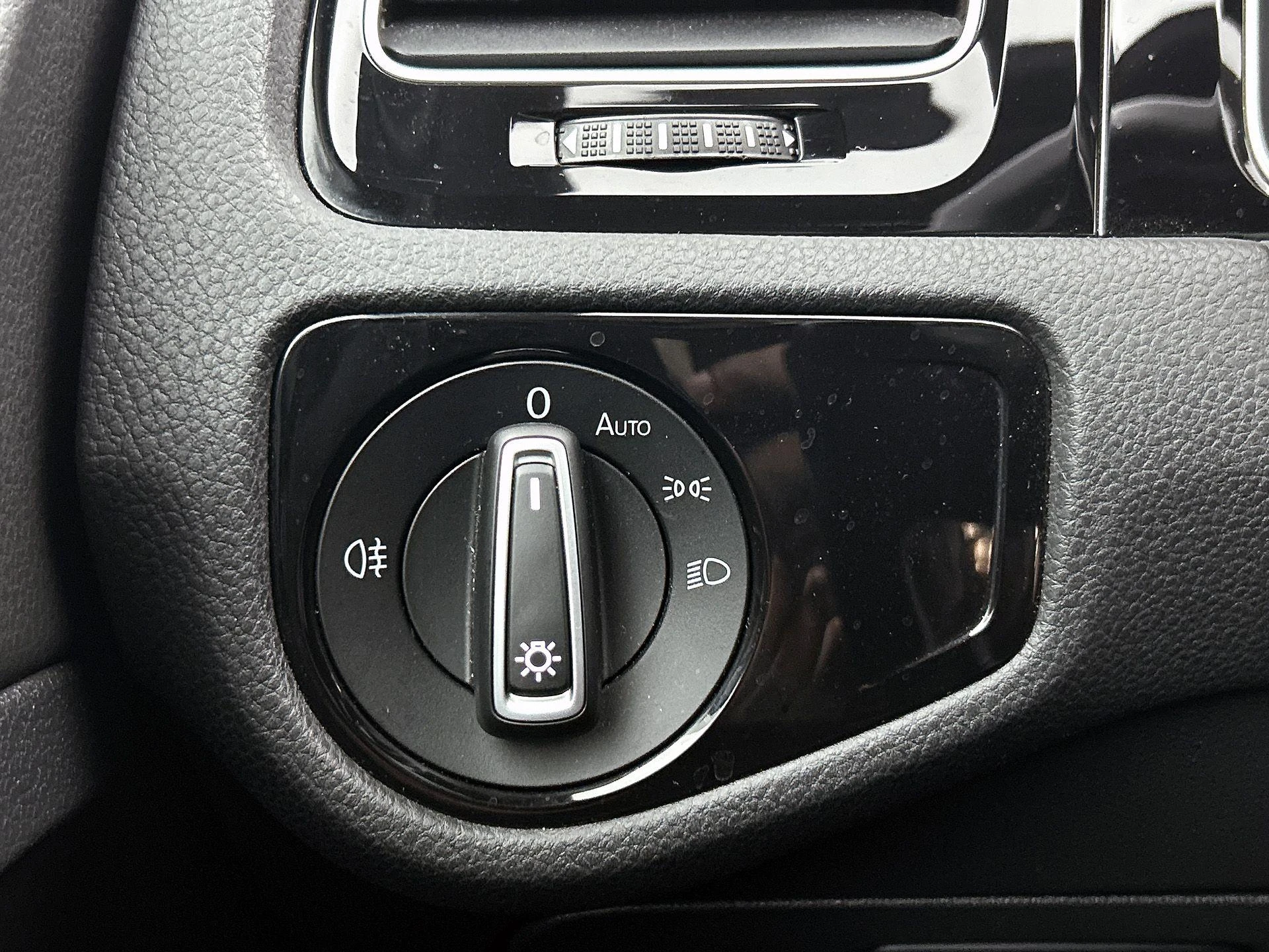 Volkswagen-Golf-image-16