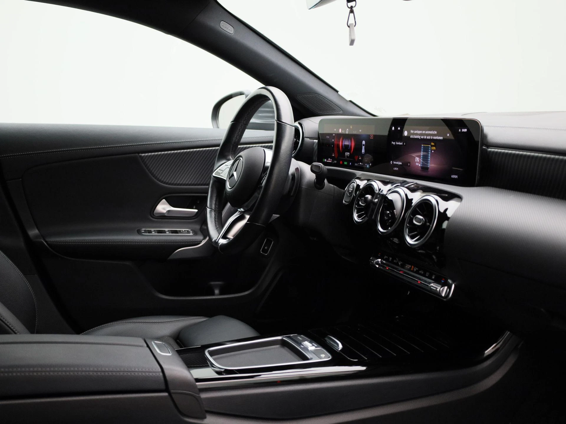 Mercedes-Benz-CLA-image-36