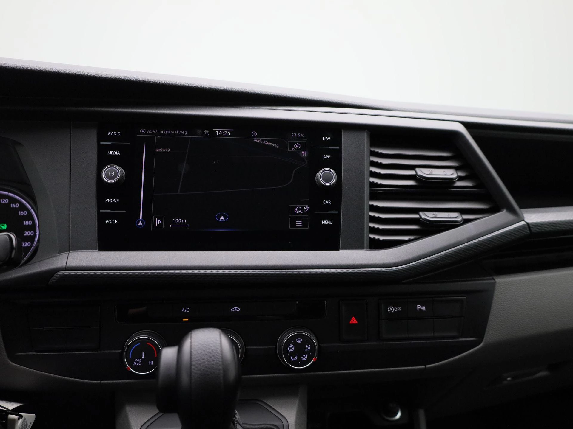 Volkswagen-Transporter-image-8