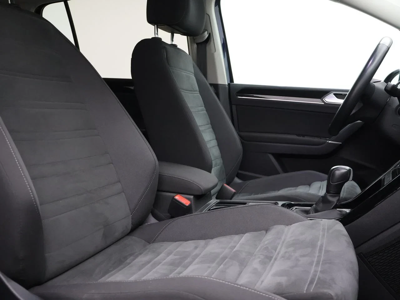 Volkswagen-Touran-image-3