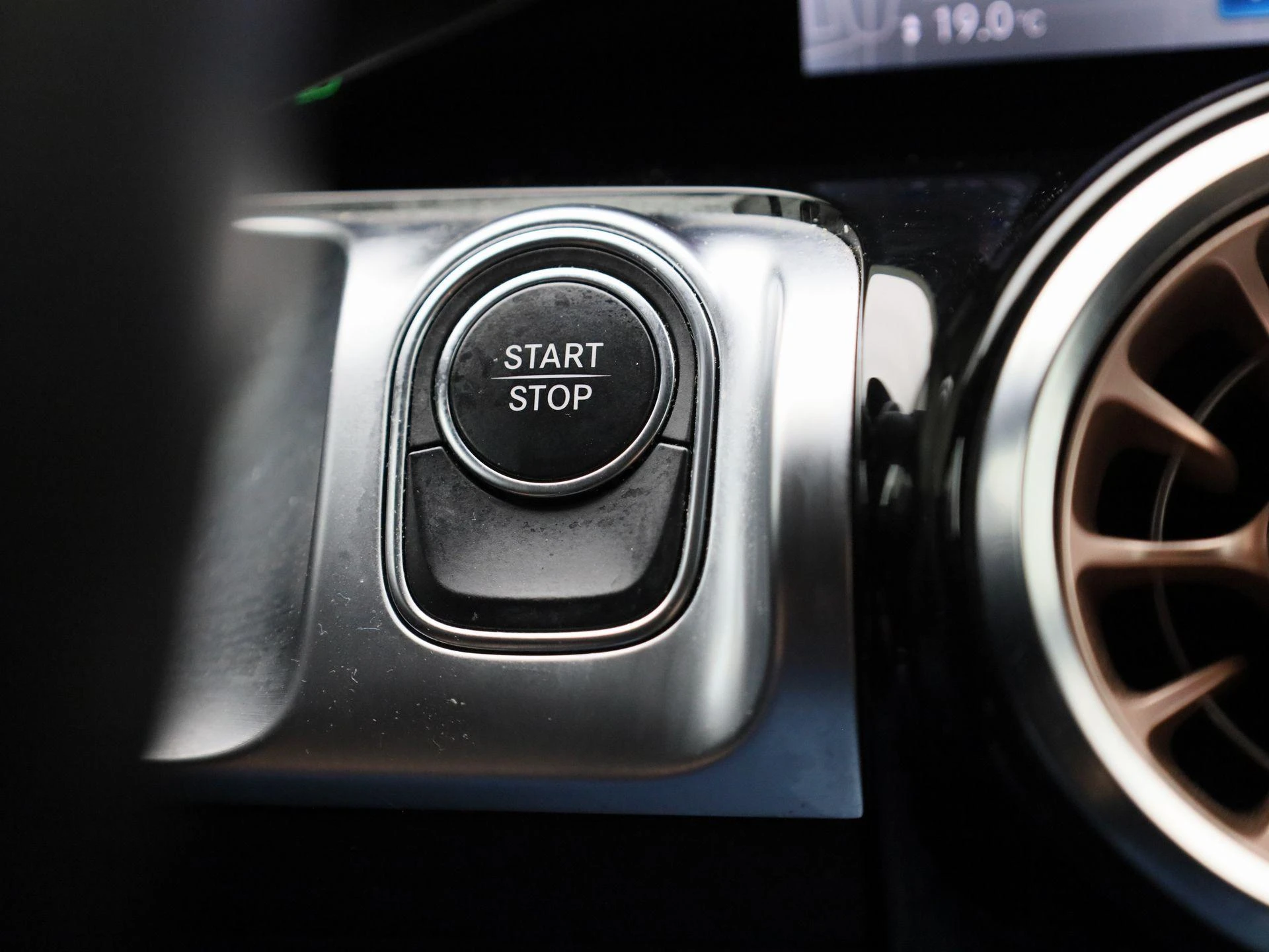 Mercedes-Benz-EQB-image-23