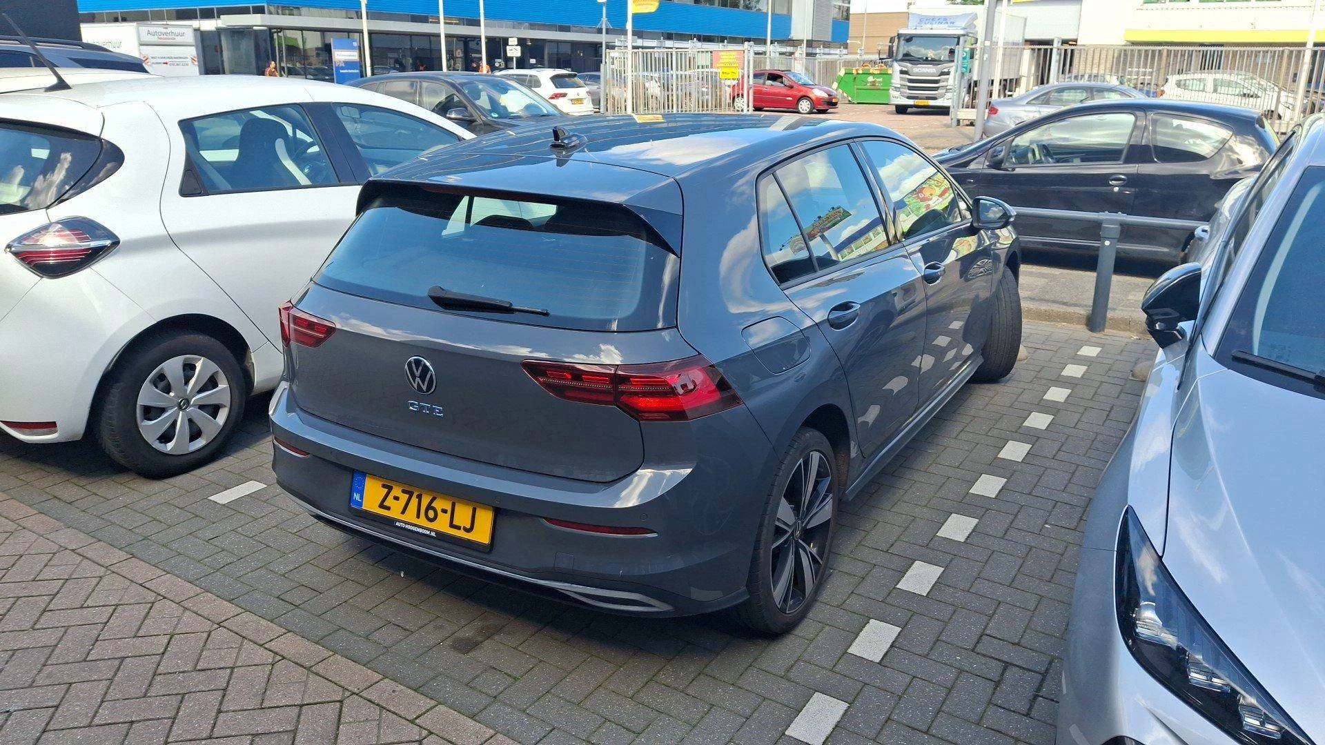 Volkswagen-Golf-image-2