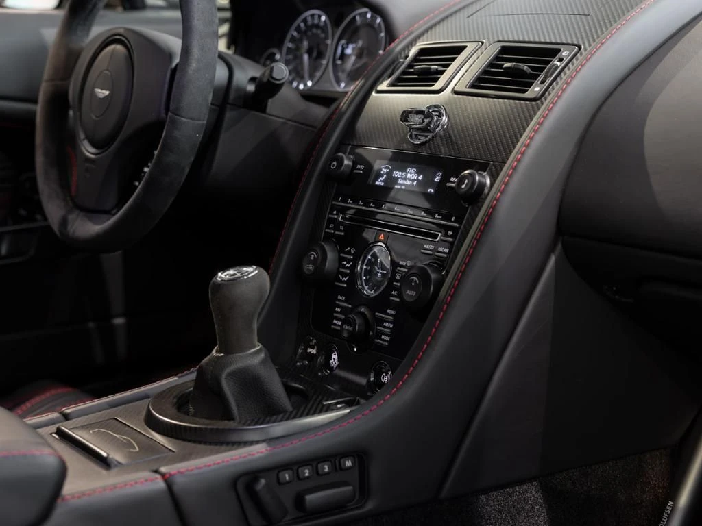 Aston Martin-V12 Vantage-image-10