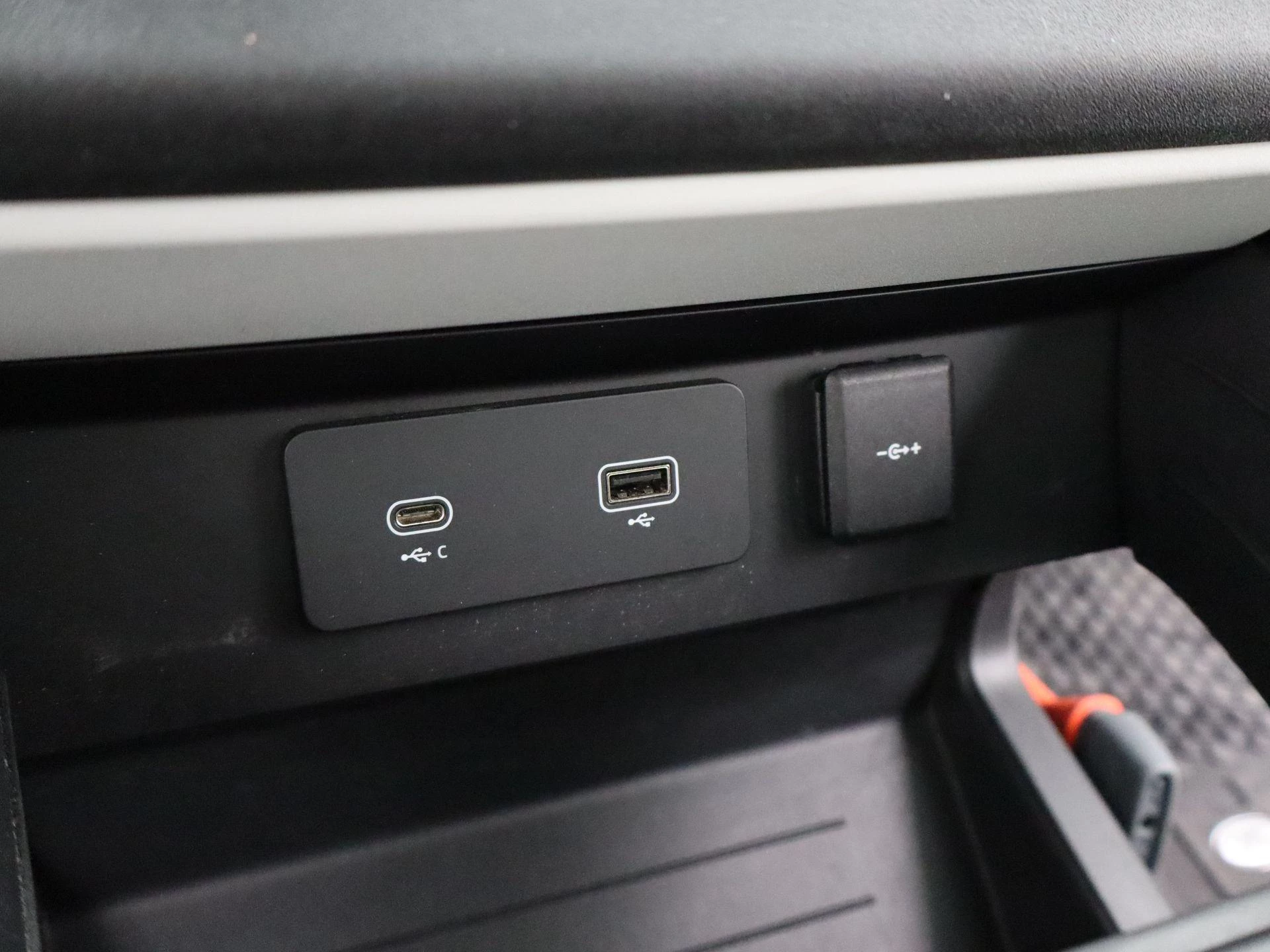 Land Rover-Defender-image-25