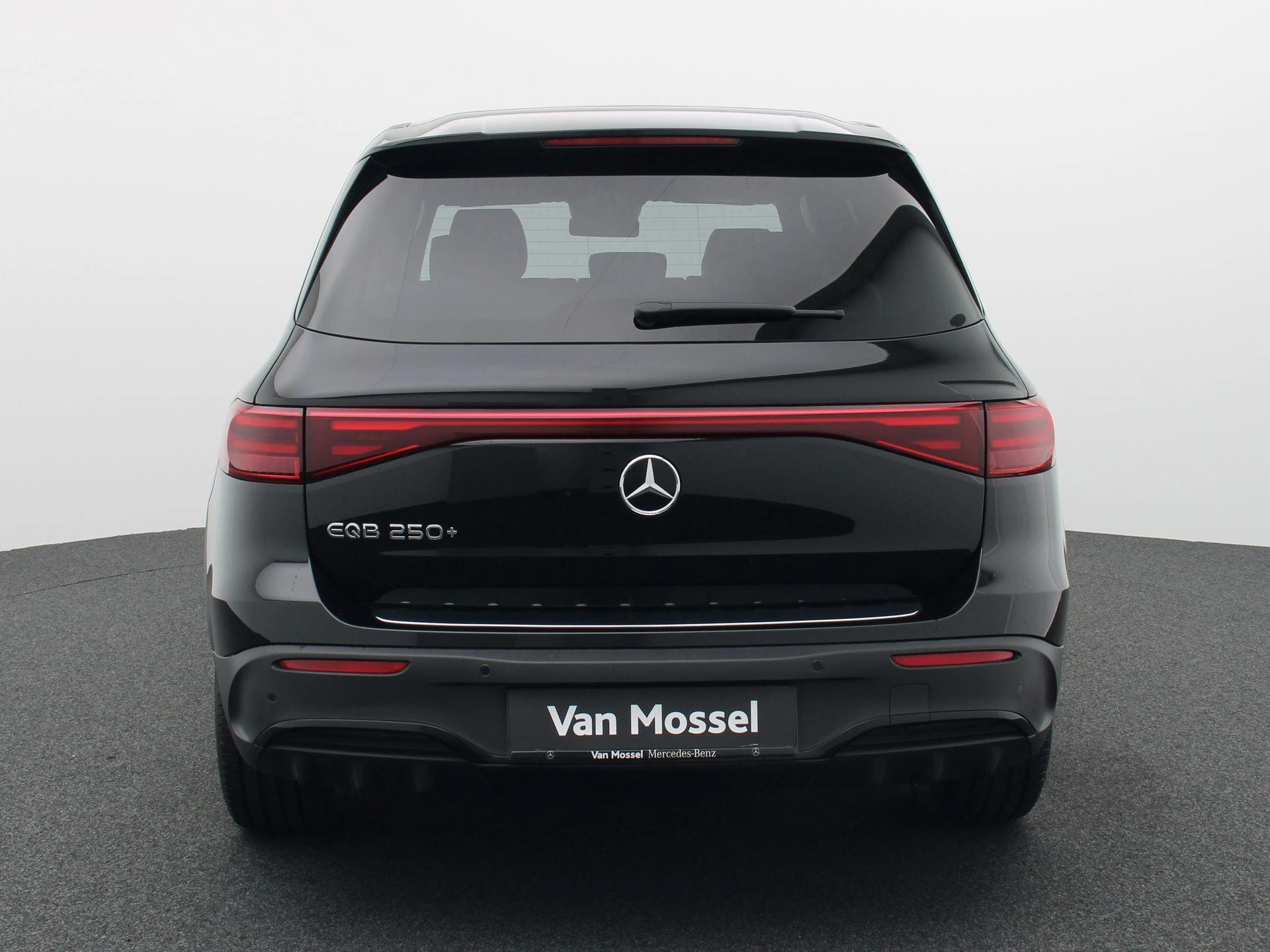 Mercedes-Benz-EQB-image-4