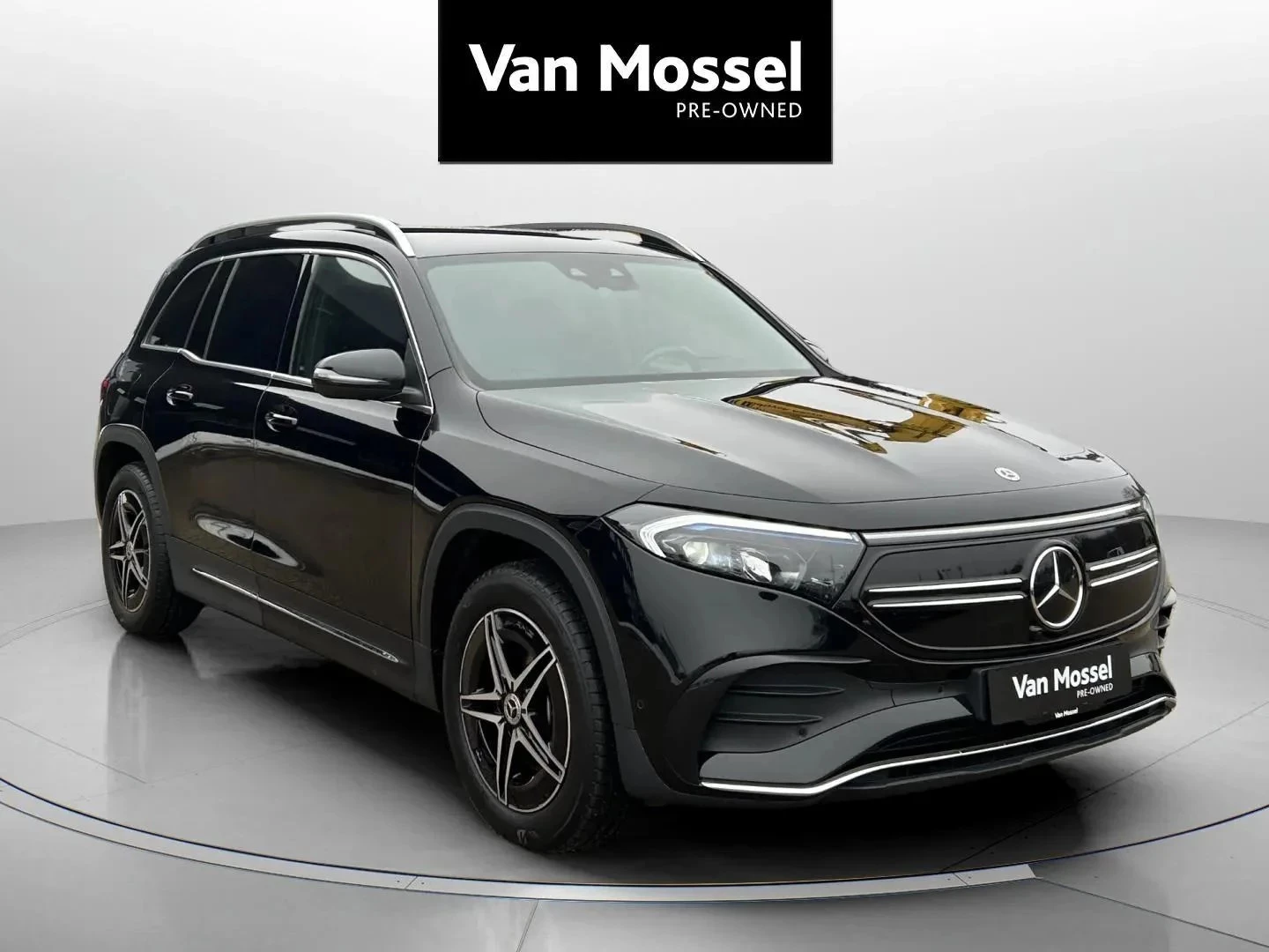 Mercedes-Benz-EQB-image-2