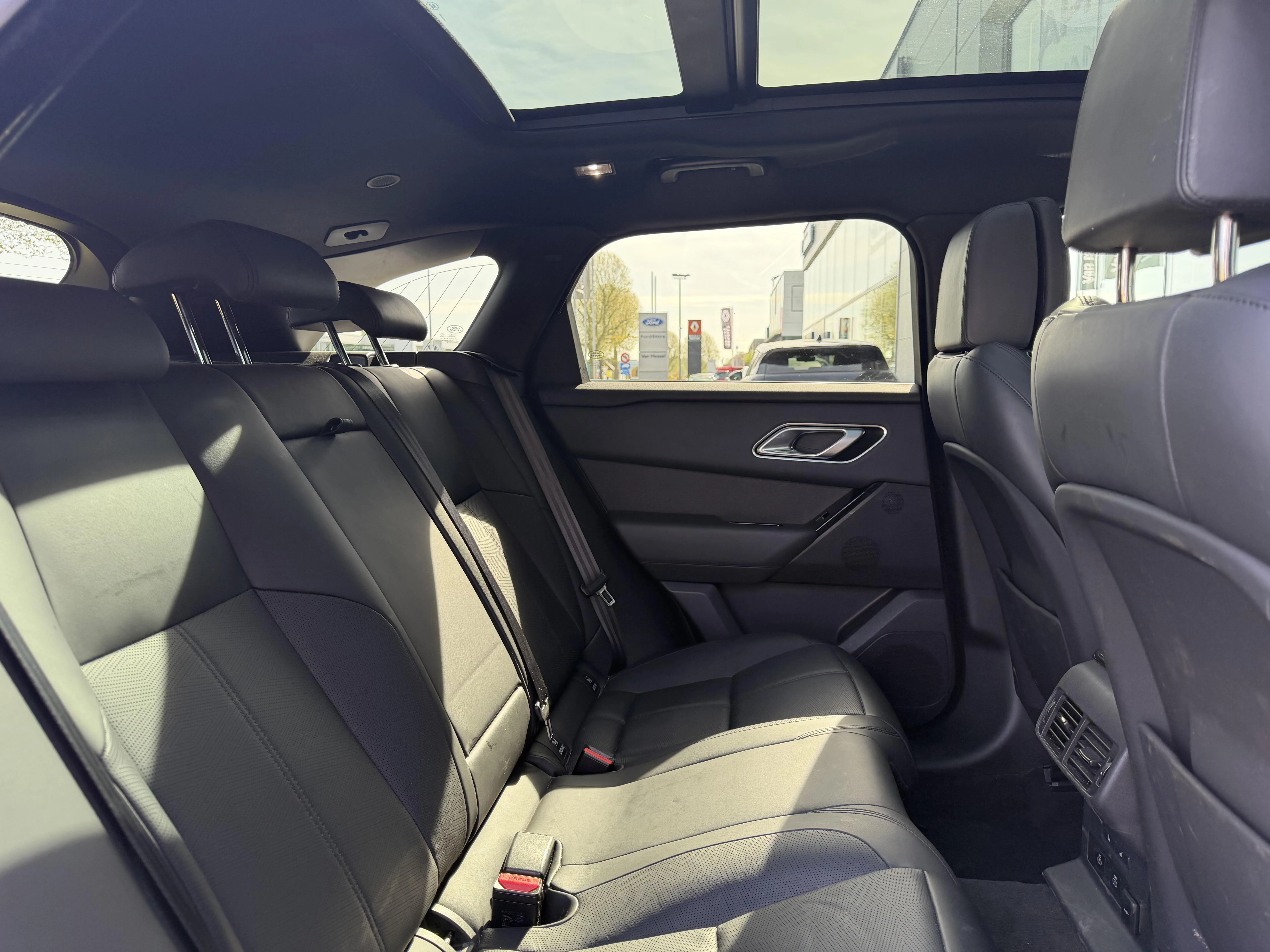 Land Rover-Range Rover Velar-image-12