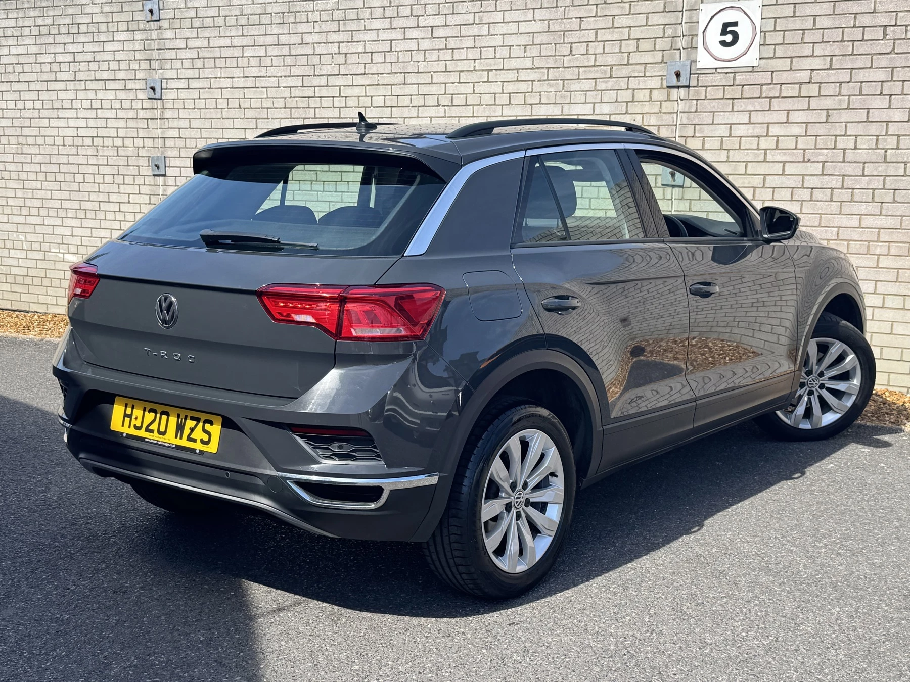 Volkswagen-T-Roc-image-12