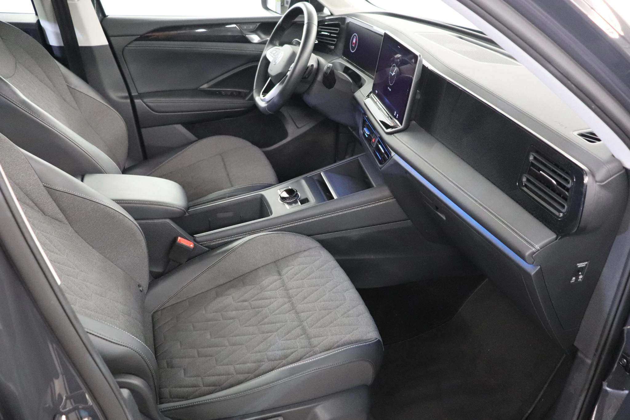 Volkswagen-Tiguan-image-12