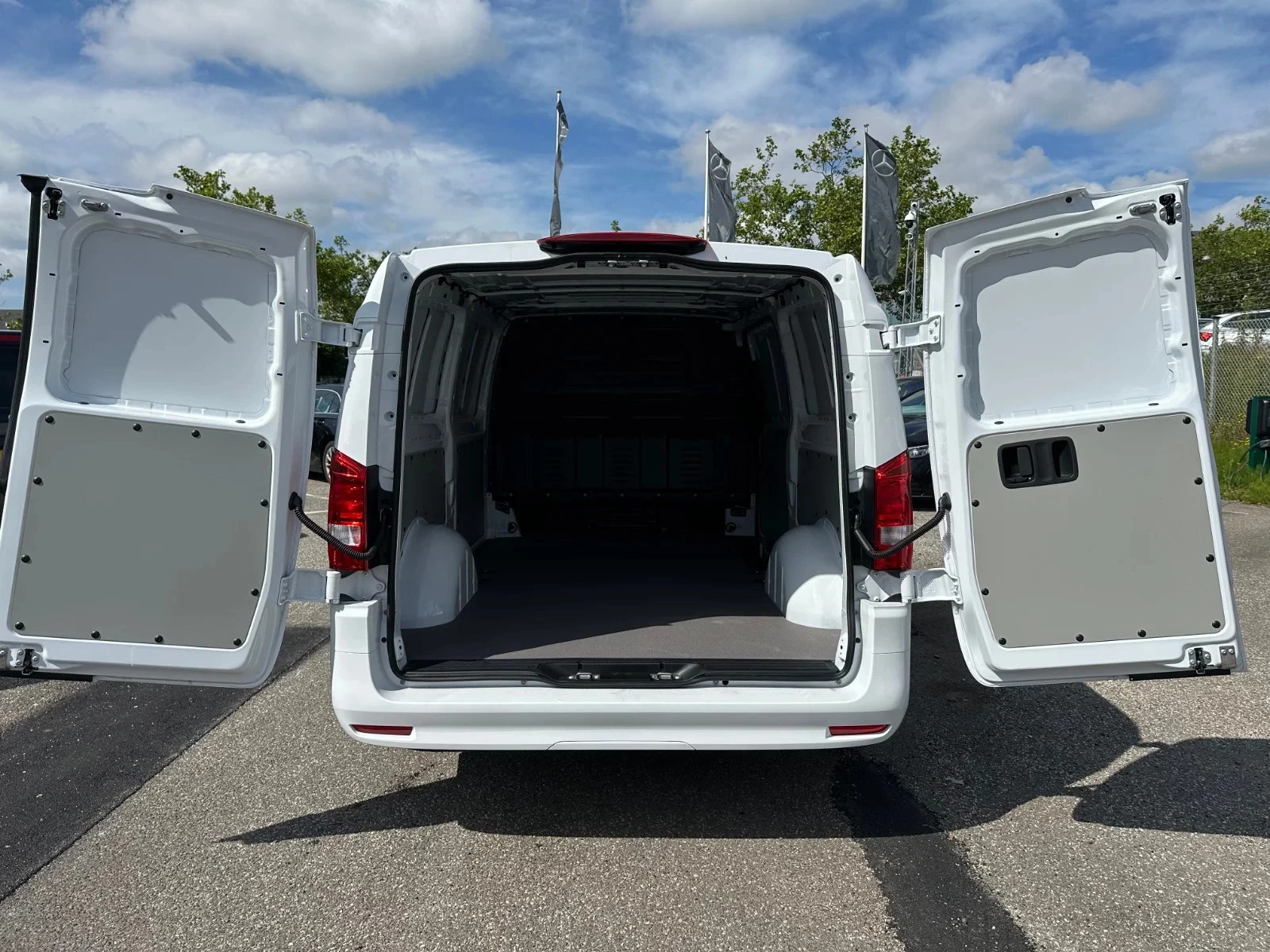 Mercedes-Benz-eVito-image-6