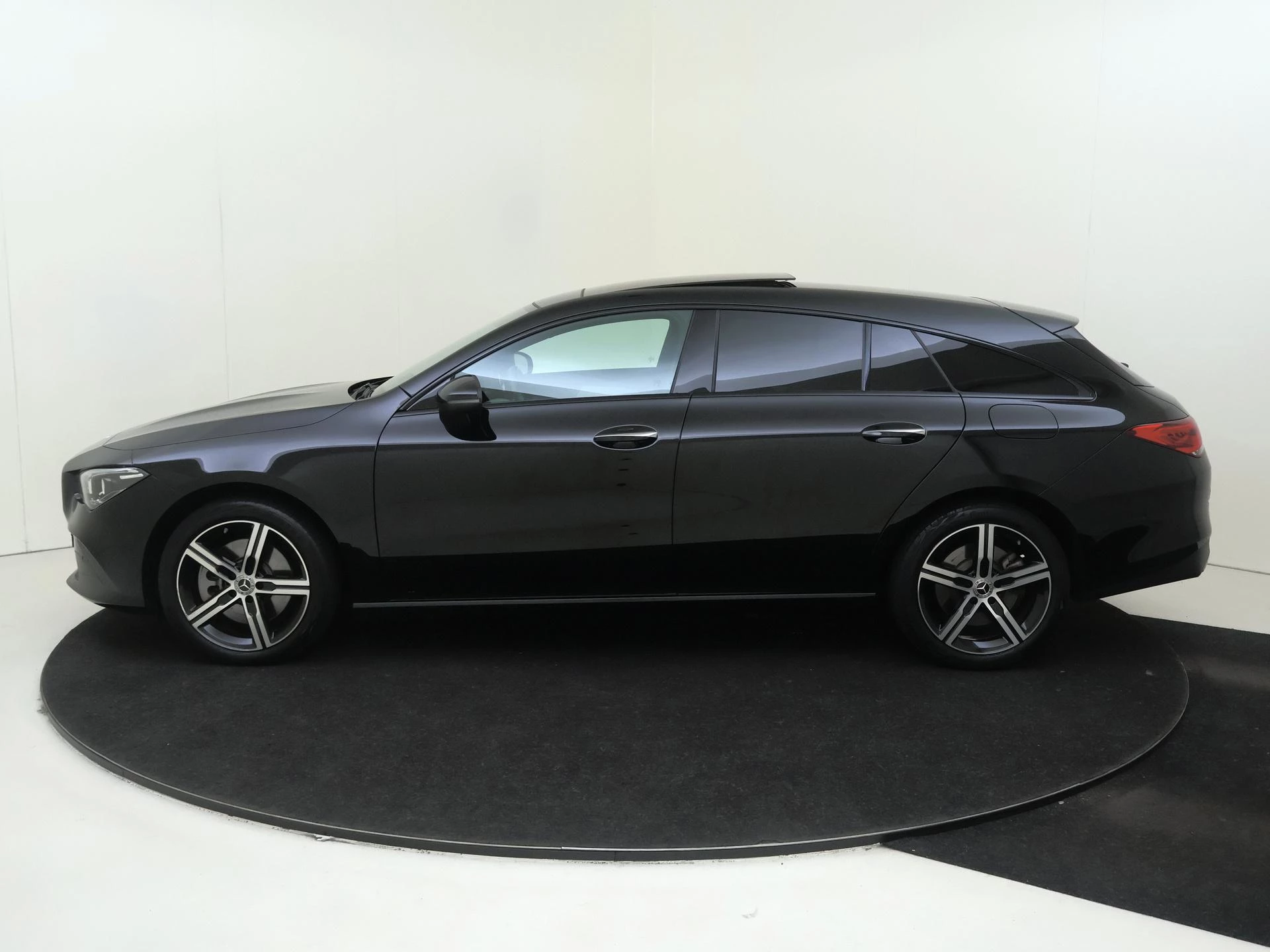Mercedes-Benz-CLA-image-7