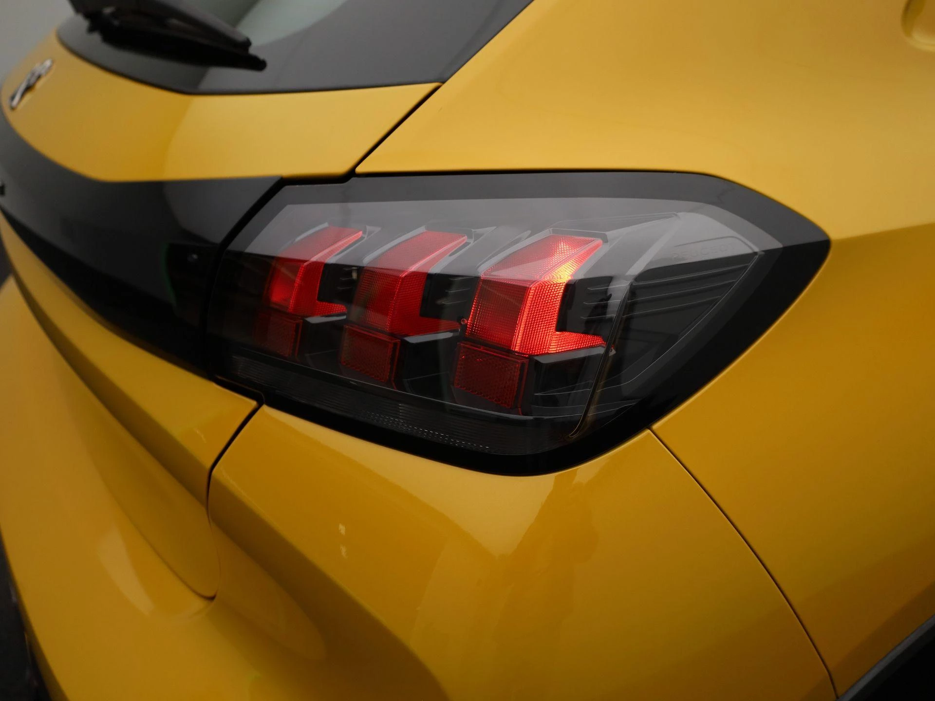 Peugeot-e-208-image-36