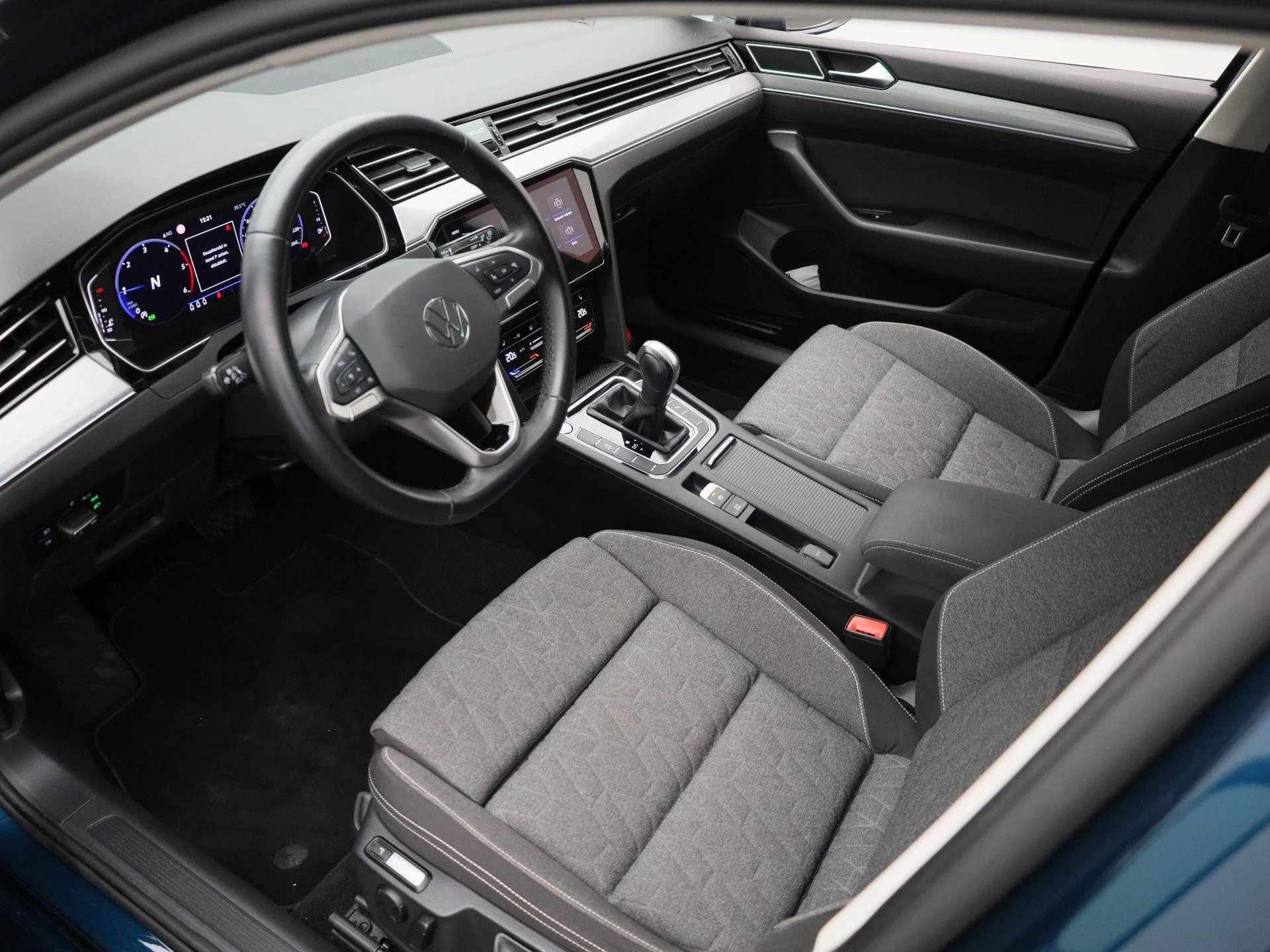 Volkswagen-Passat-image-16