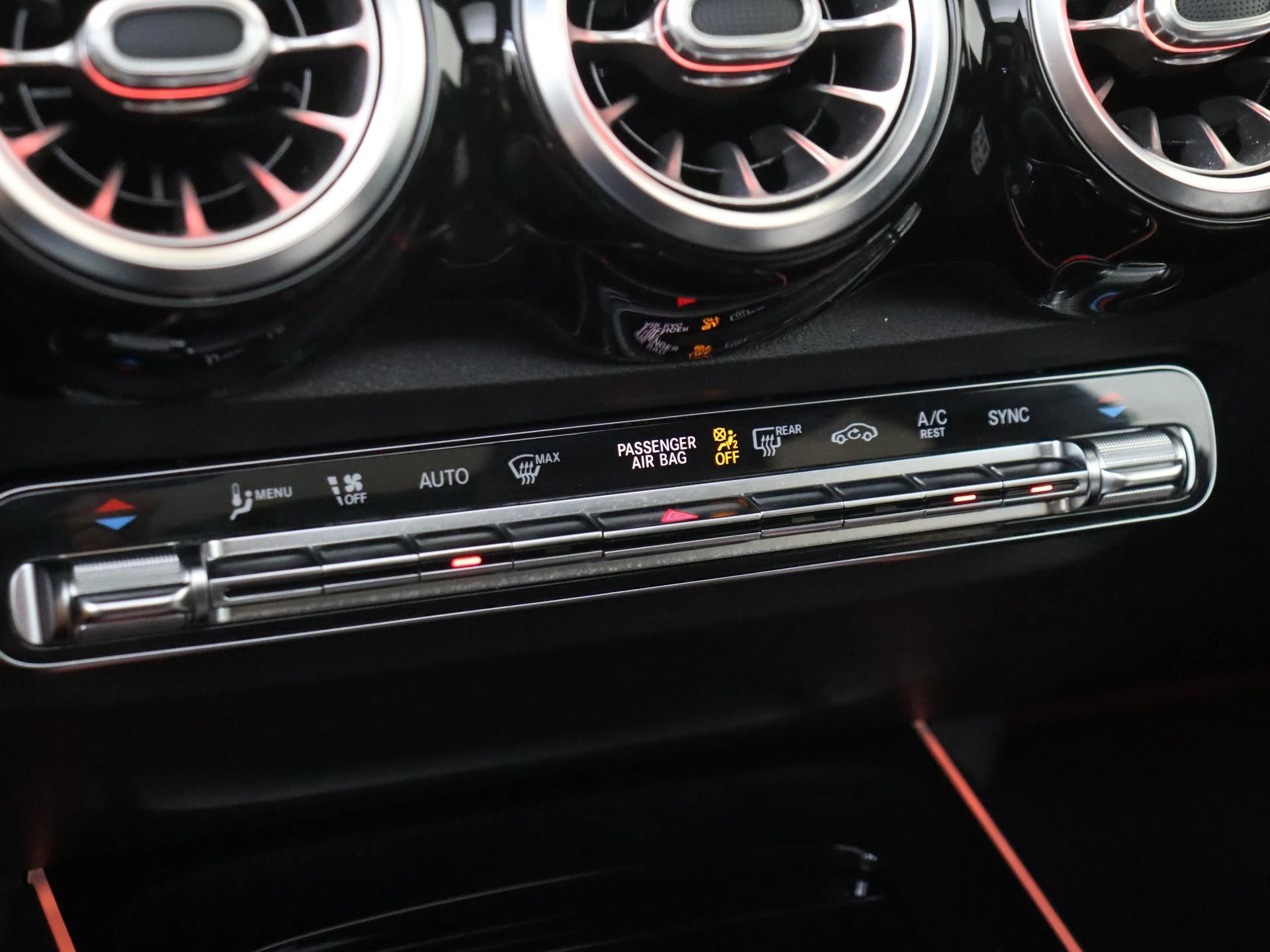 Mercedes-Benz-GLB-image-22
