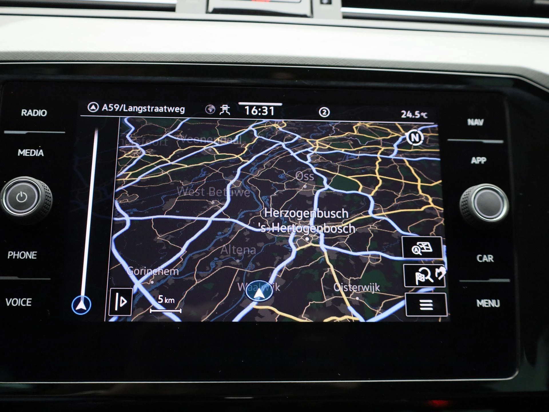 Volkswagen-Passat-image-17