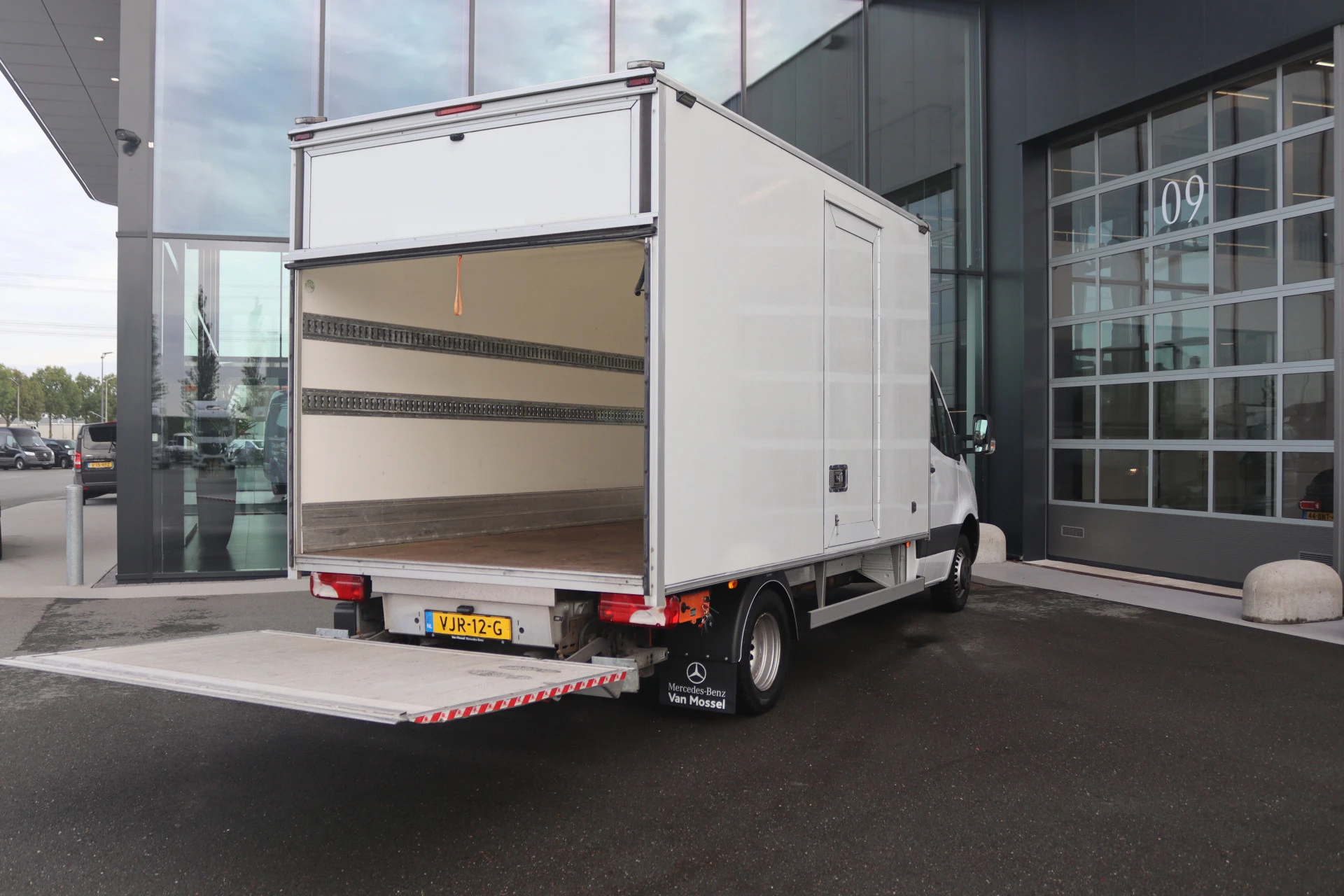 Mercedes-Benz-Sprinter-image-2