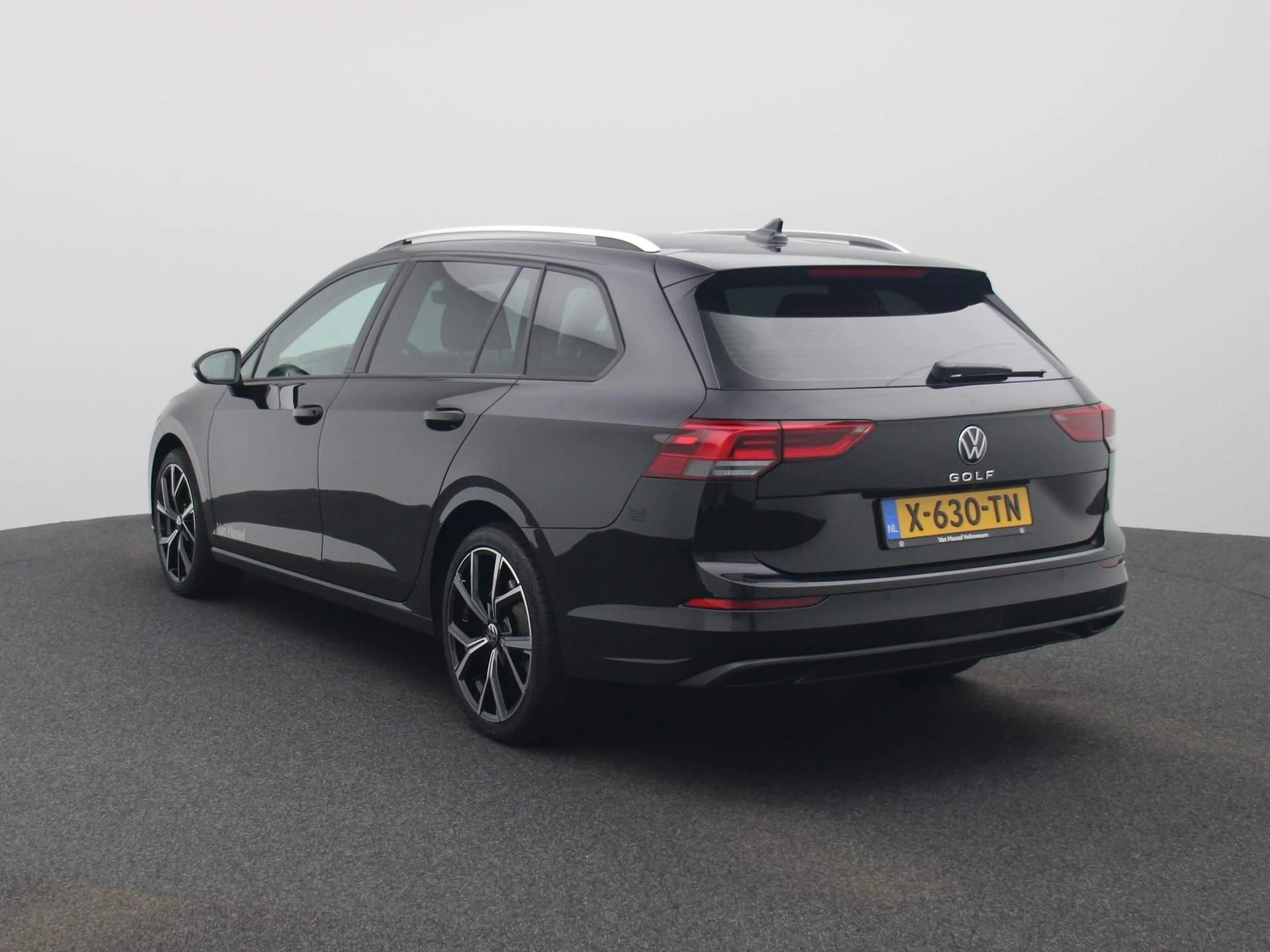 Volkswagen-Golf-image-1