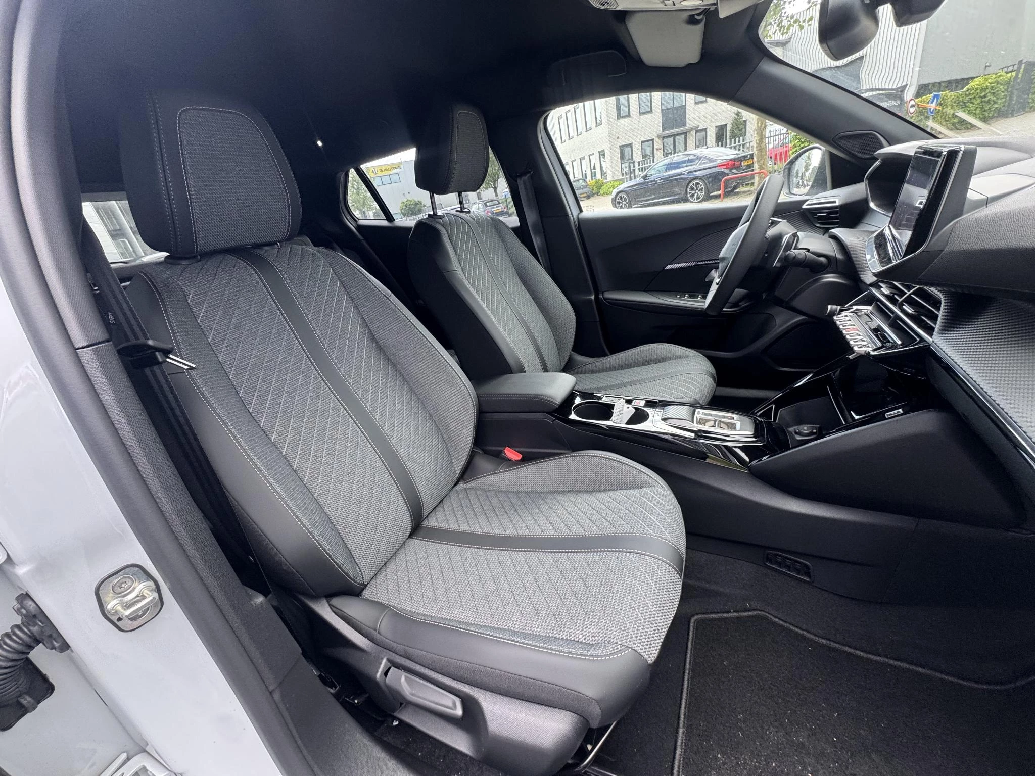 Peugeot 2008 1.2 Hybrid 145 Allure