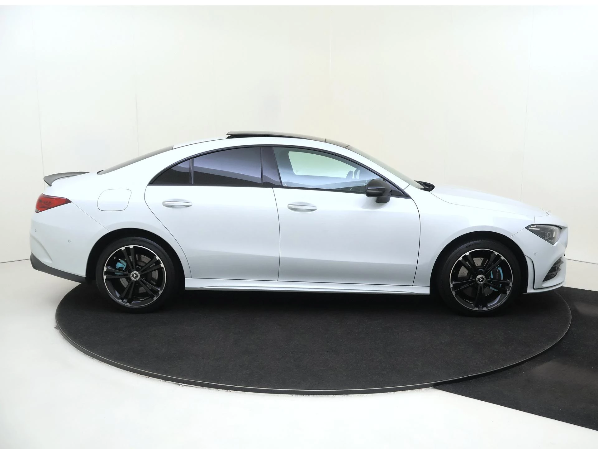 Mercedes-Benz-CLA-image-9