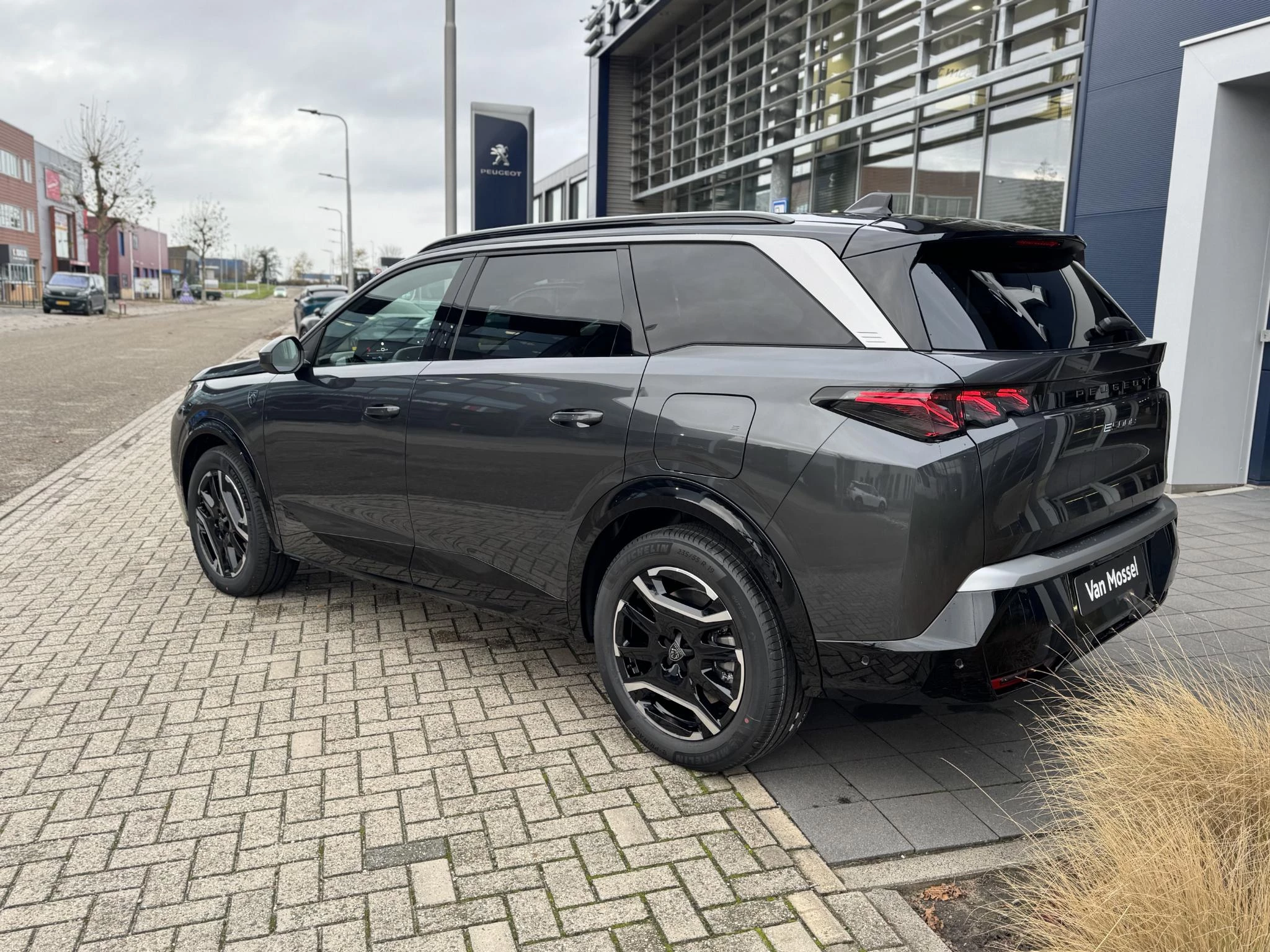 Peugeot-e-5008-image-3