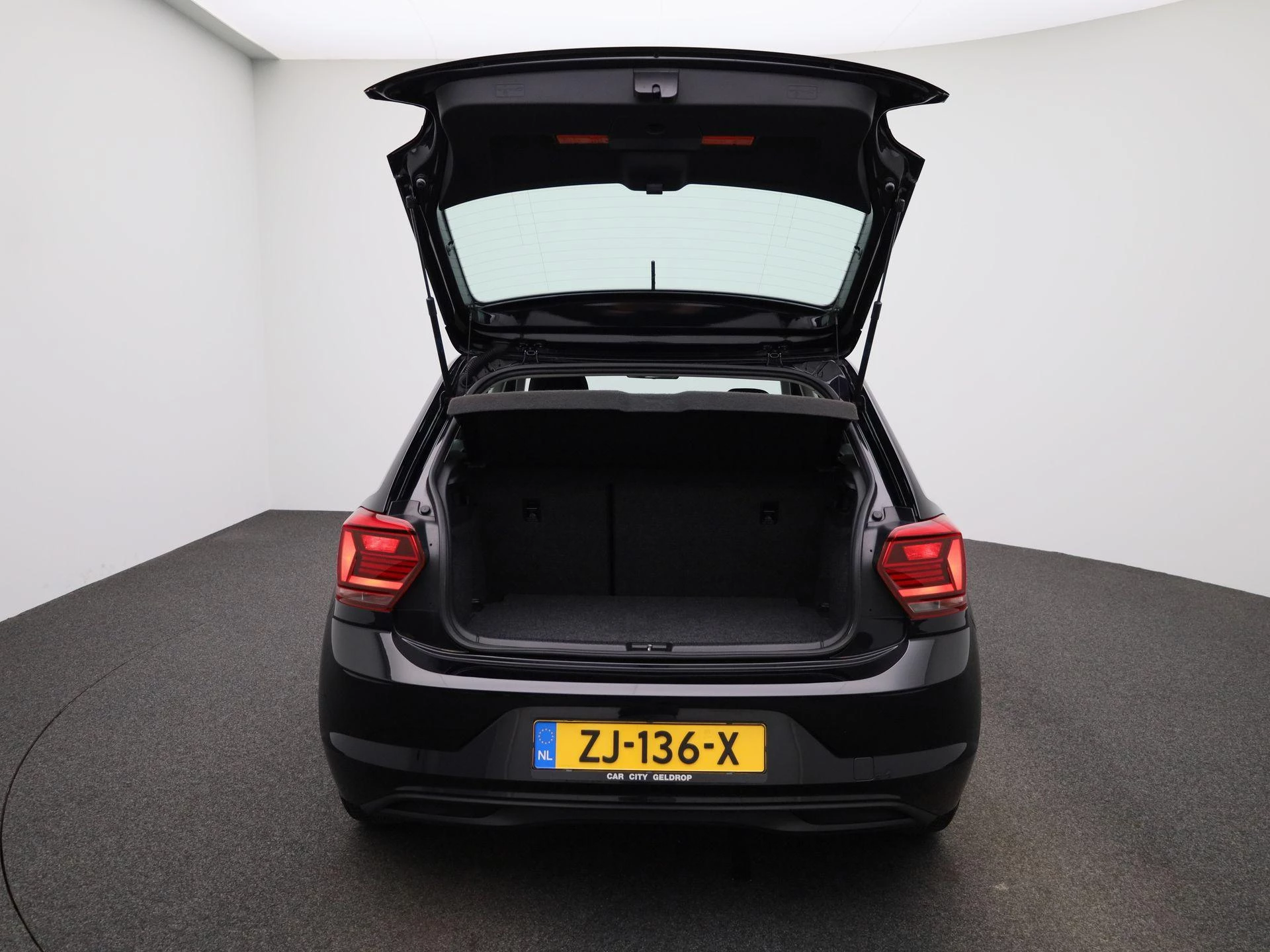 Volkswagen-Polo-image-10
