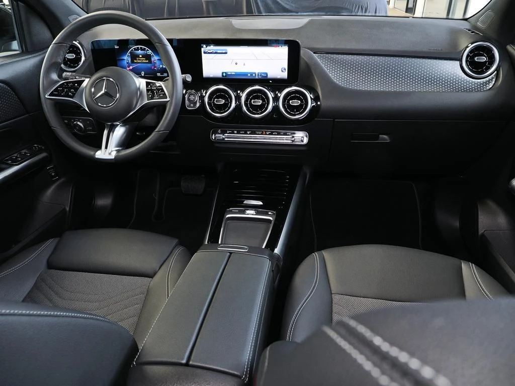 Mercedes-Benz-GLA 200-image-12