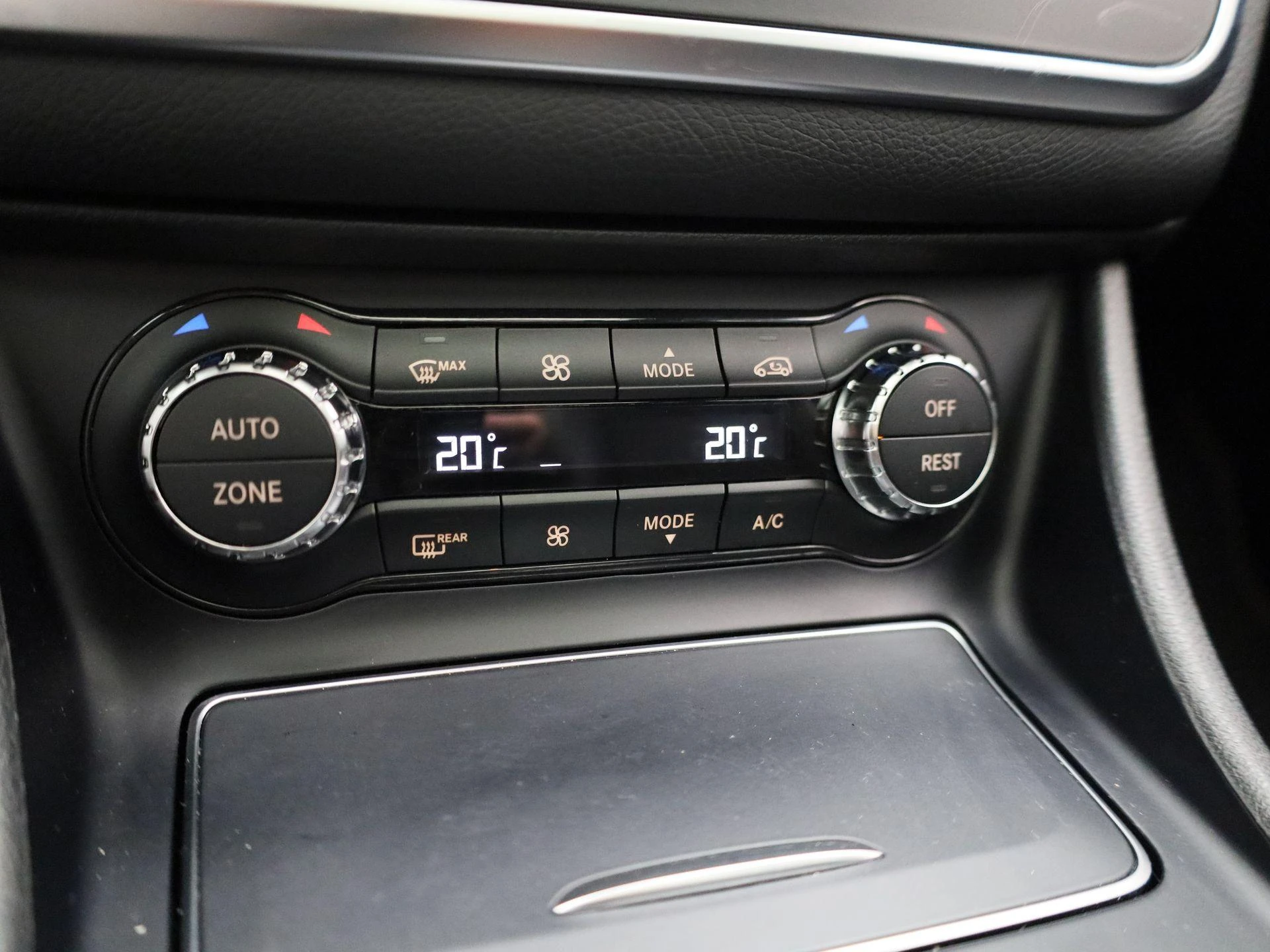 Mercedes-Benz-GLA-image-33