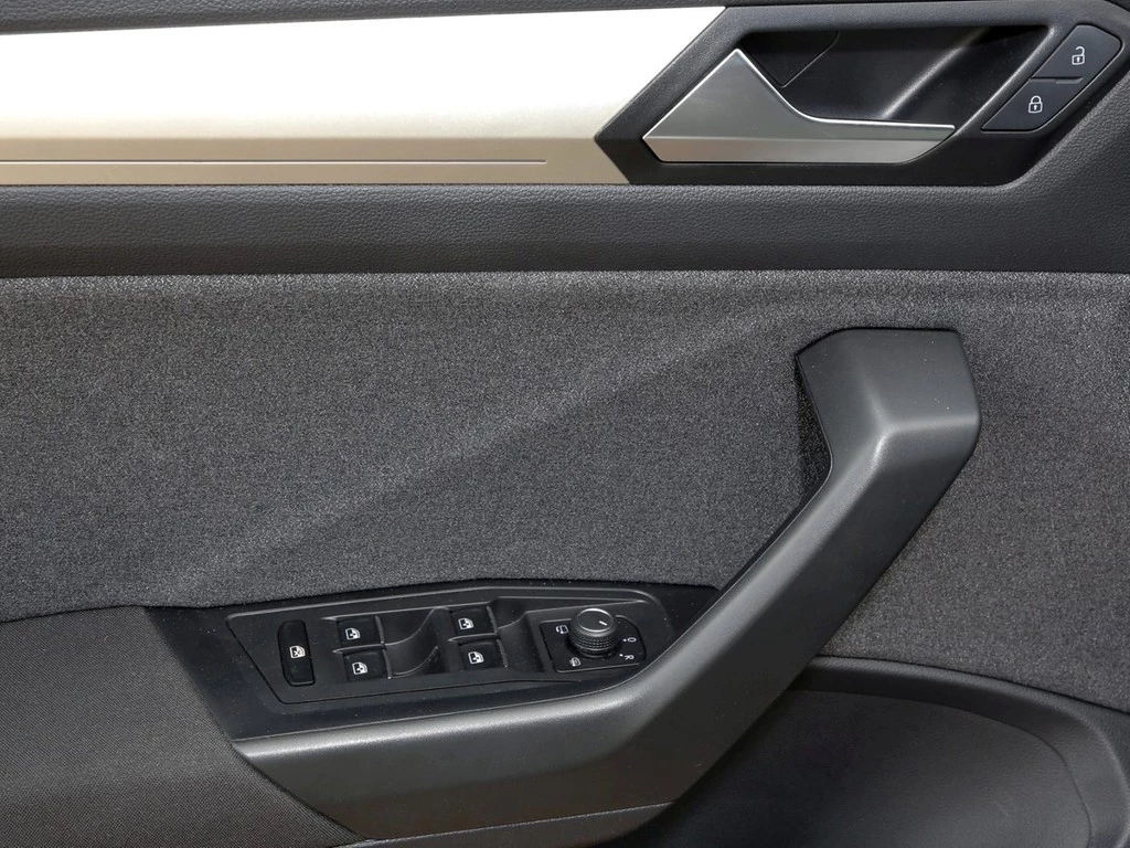 Volkswagen-T-Roc-image-16
