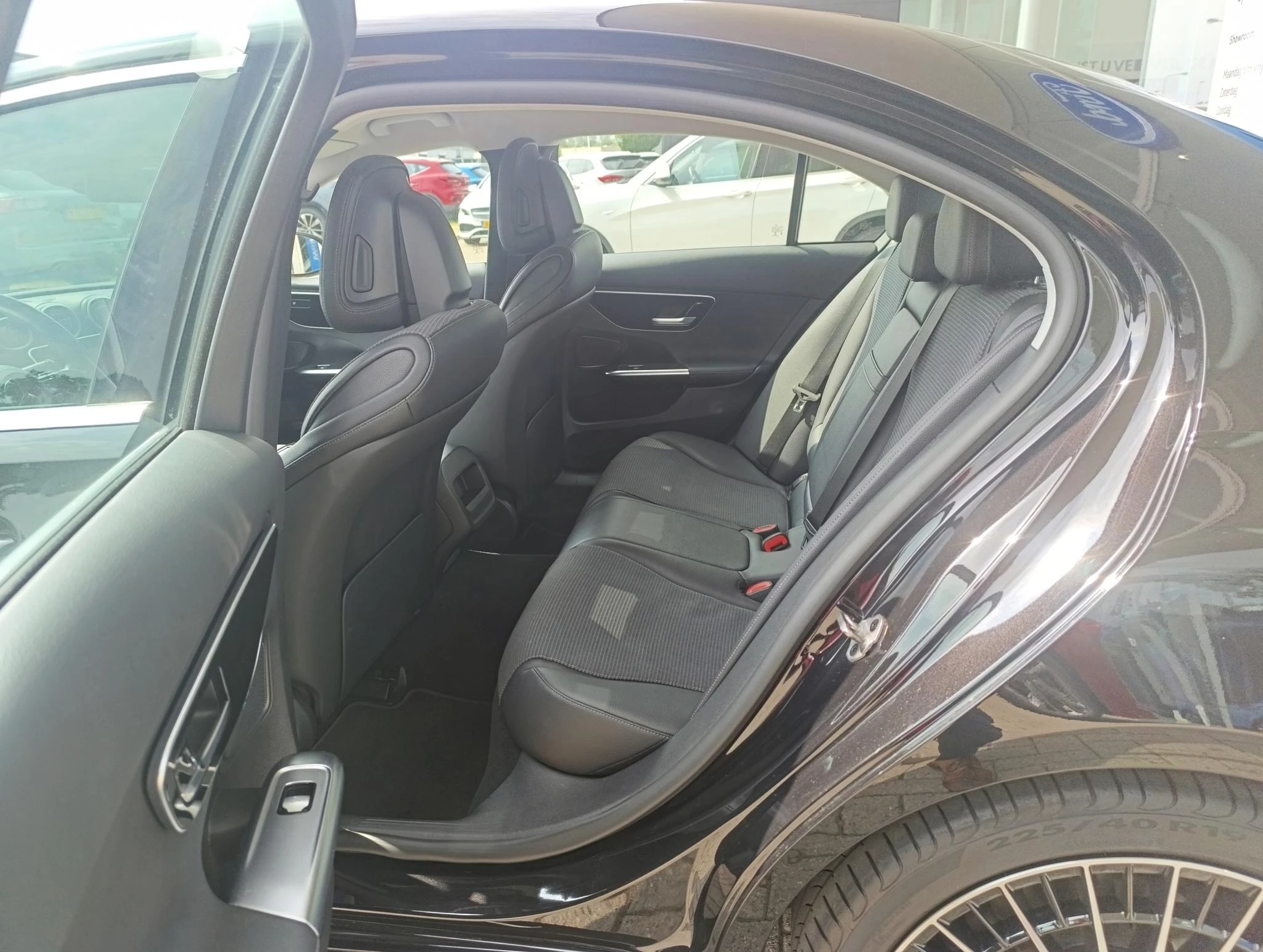 Mercedes-Benz-C-Klasse-image-10