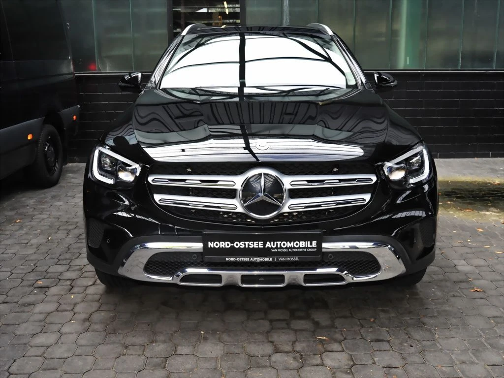 Mercedes-Benz-GLC 300 de-image-3