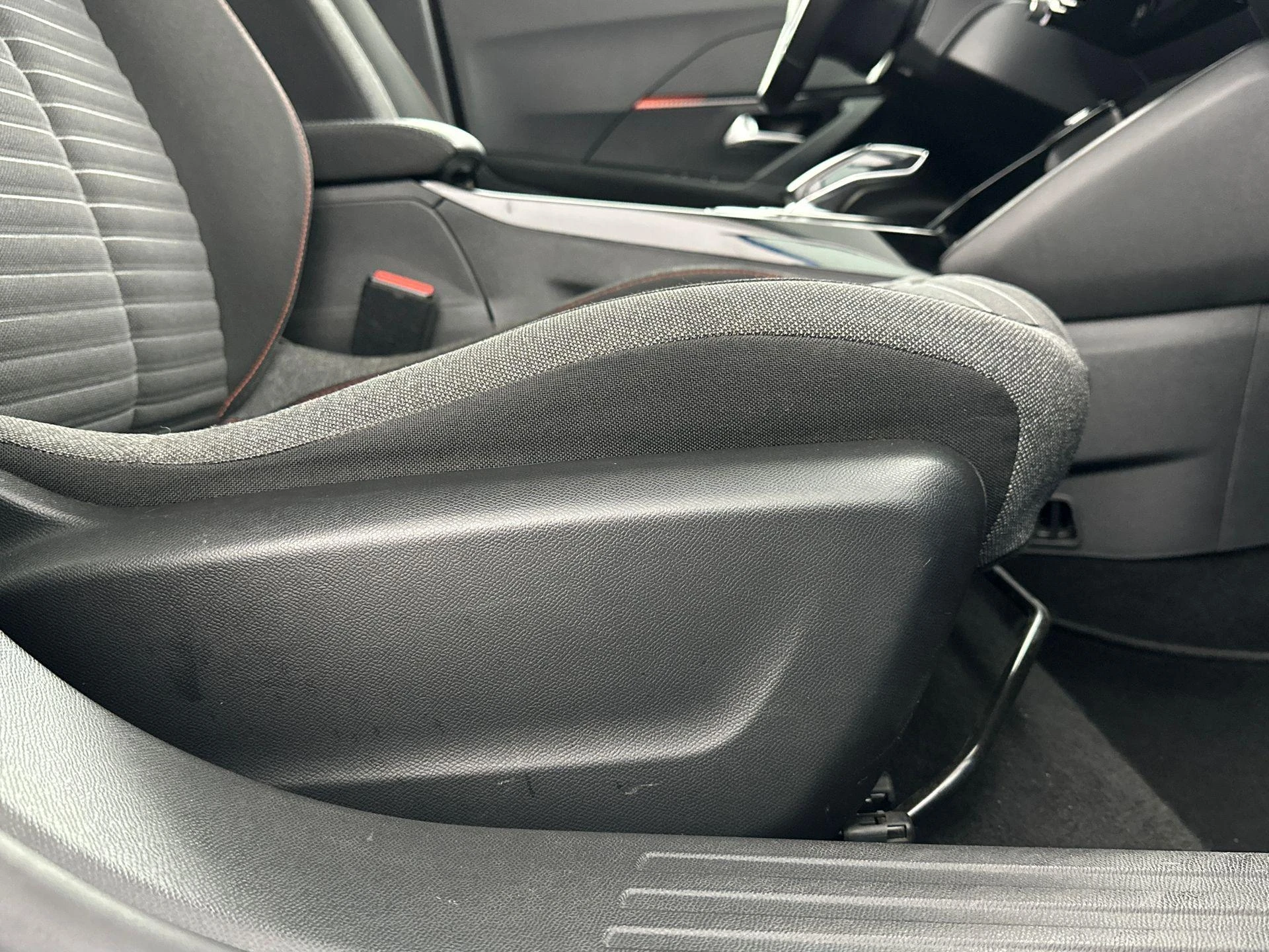 Peugeot-e-2008-image-24