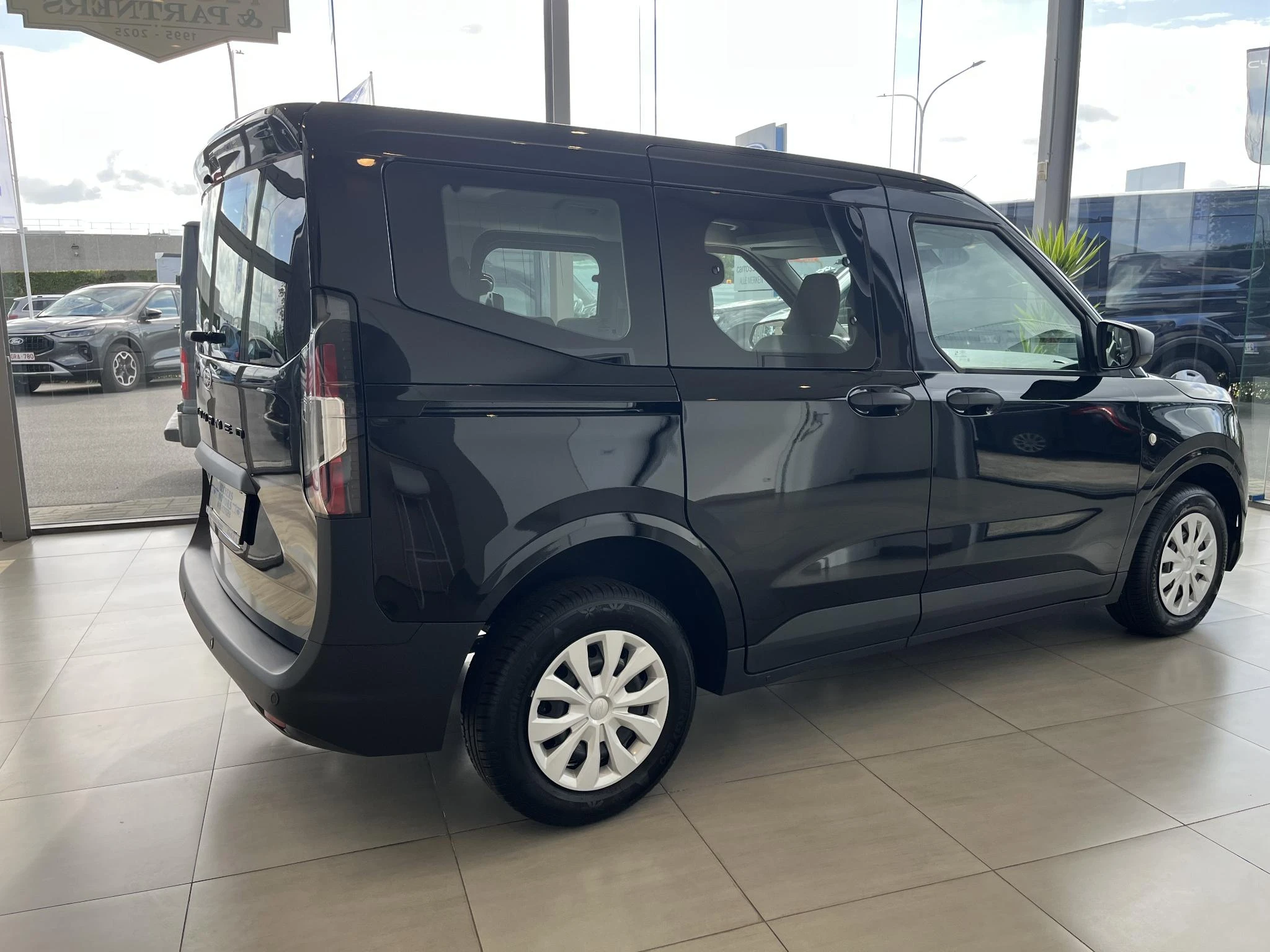 Ford-Tourneo Courier-image-2