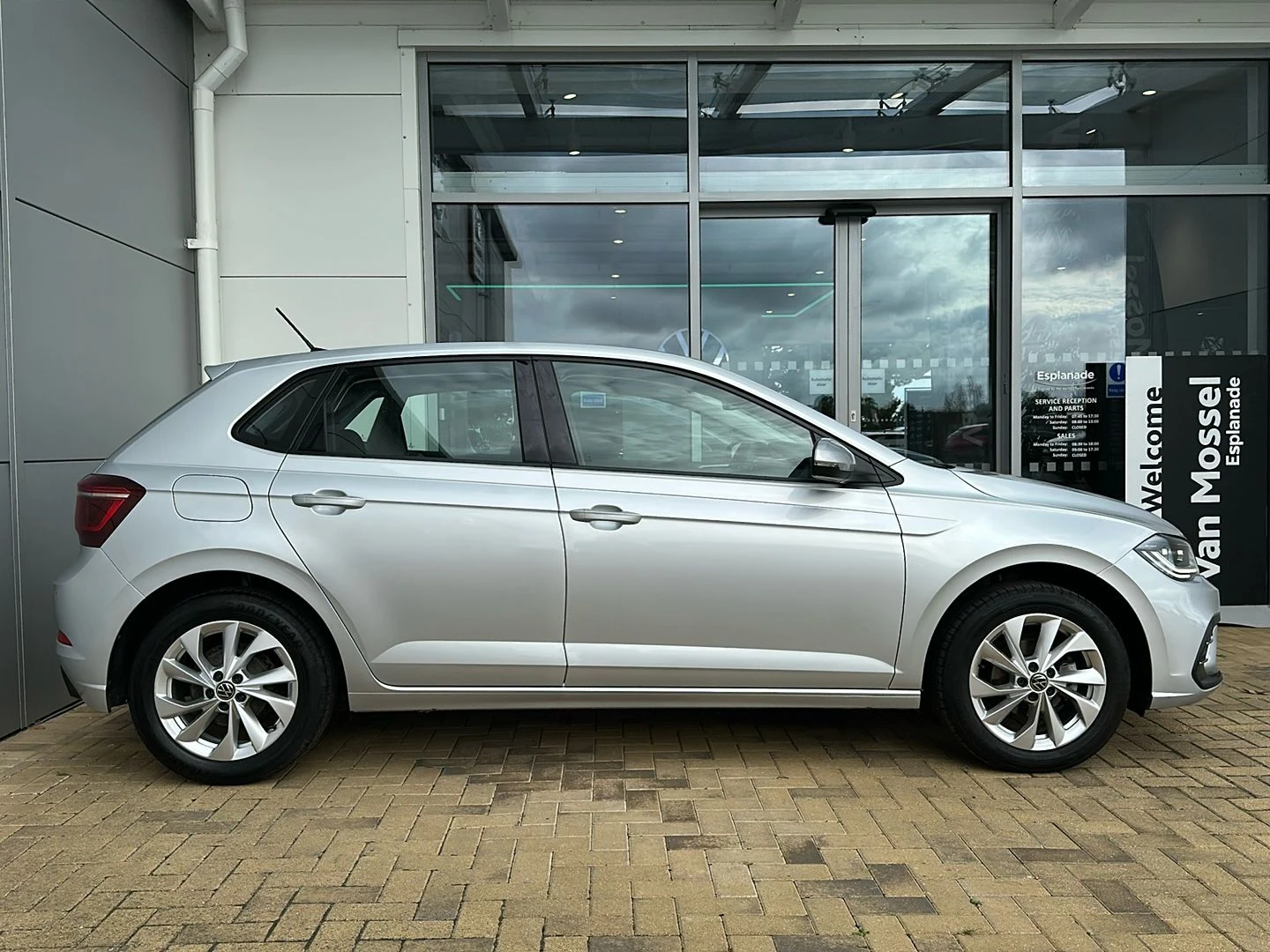 Volkswagen-Polo-image-9