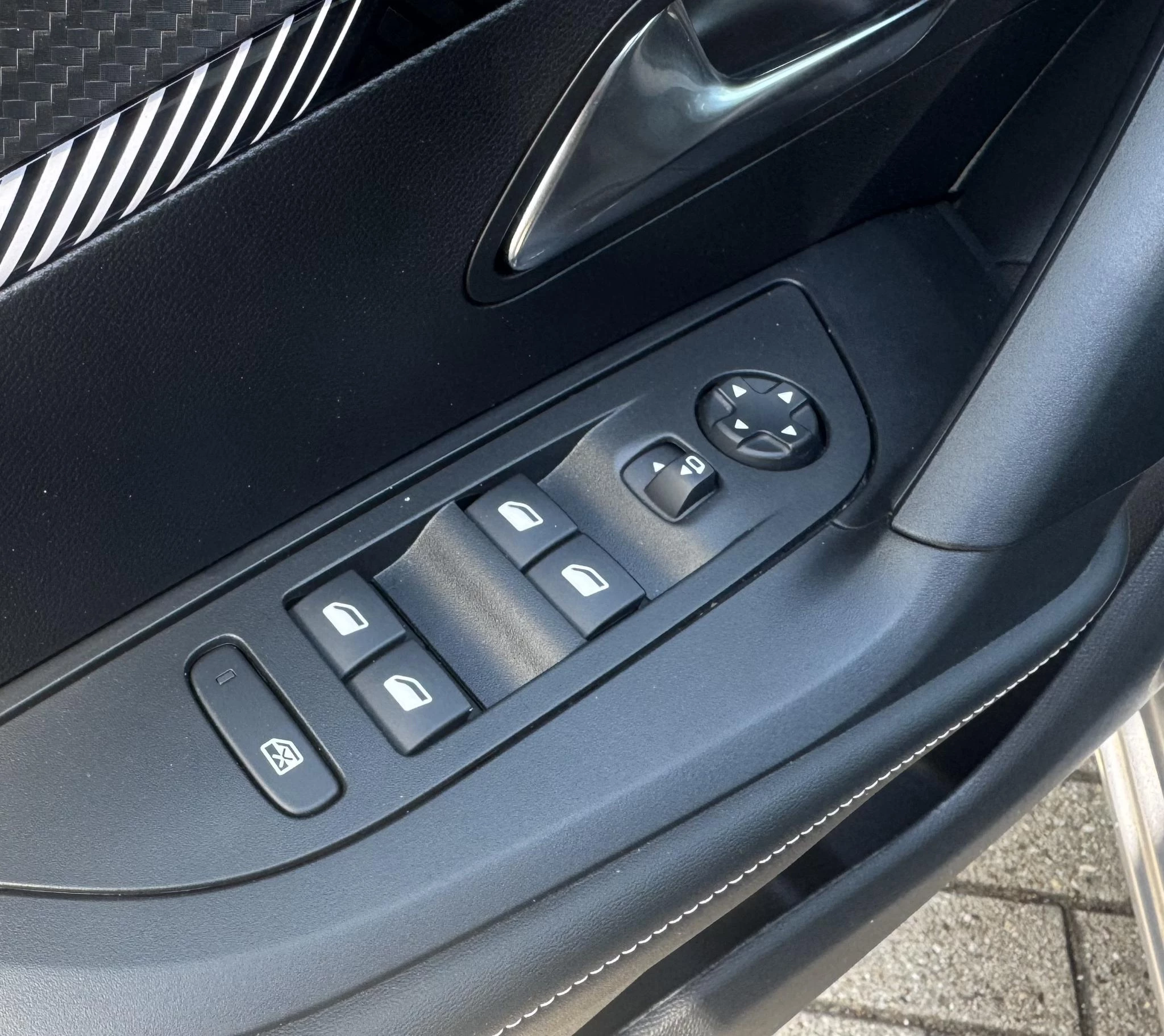 Peugeot e-2008 EV Allure 54 kWh