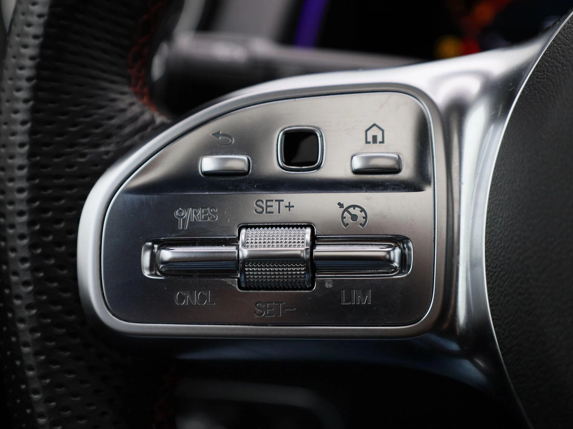 Mercedes-Benz-GLB-image-18