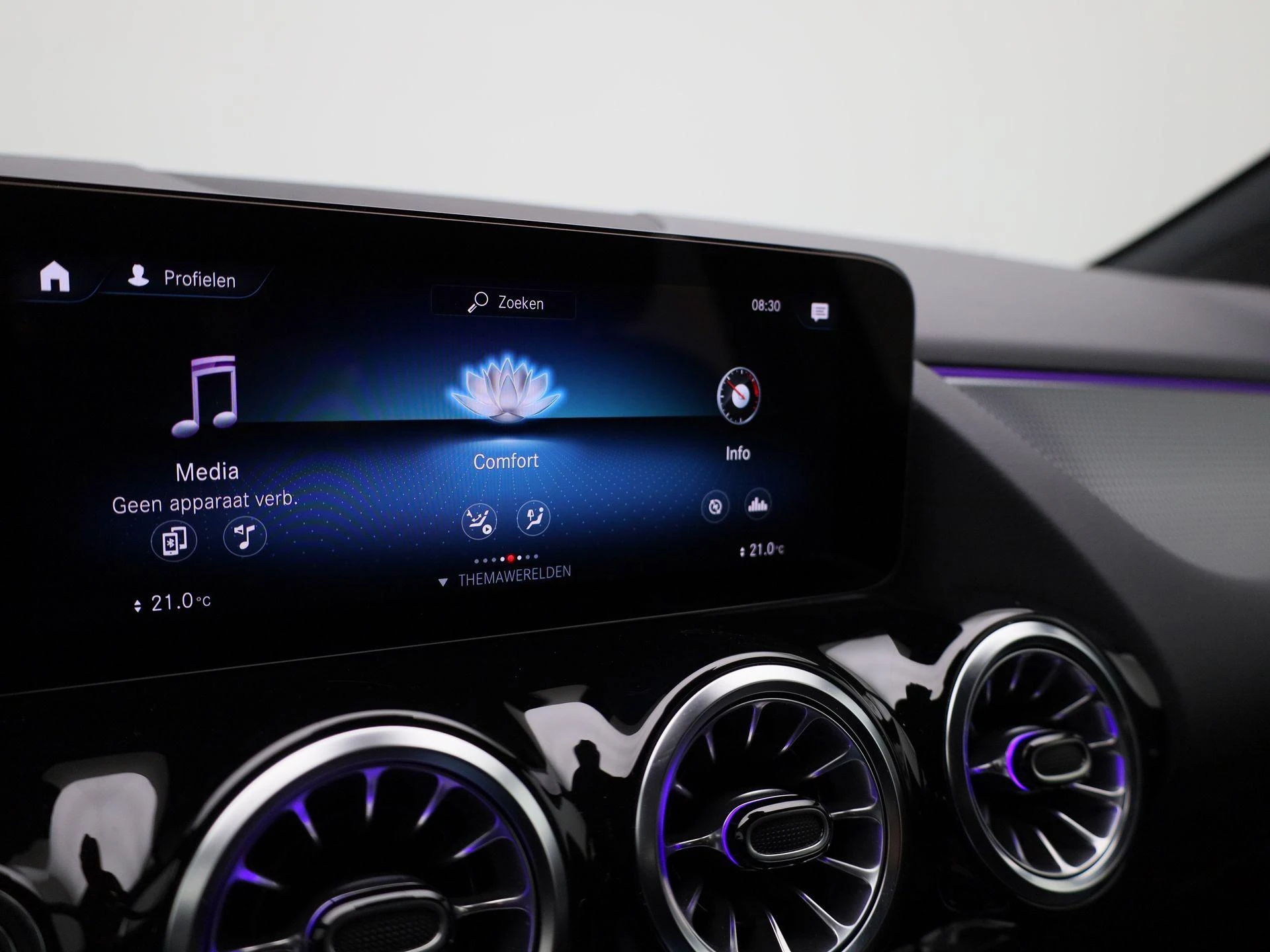 Mercedes-Benz-GLA-image-17
