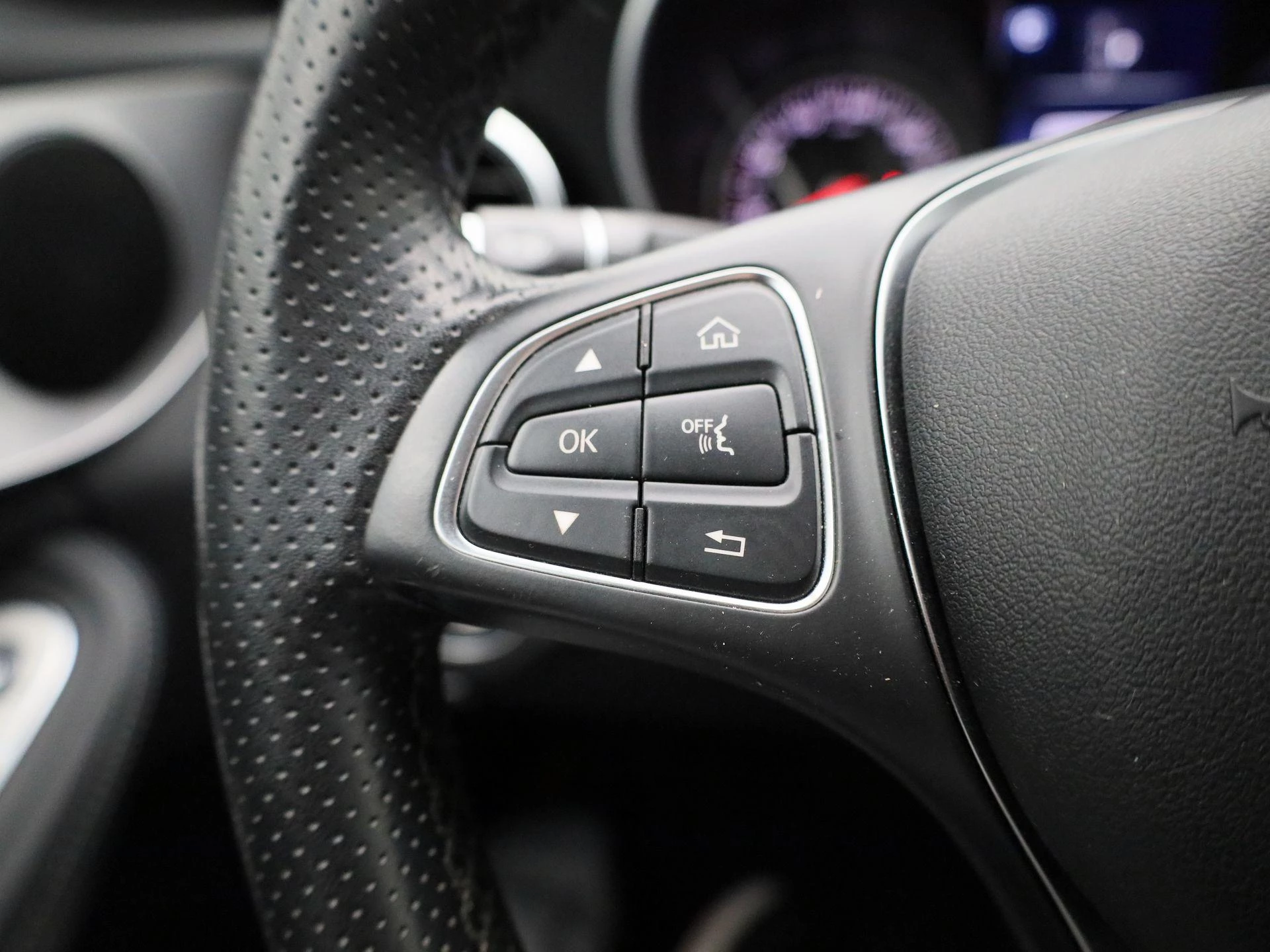 Mercedes-Benz-C-Klasse-image-16