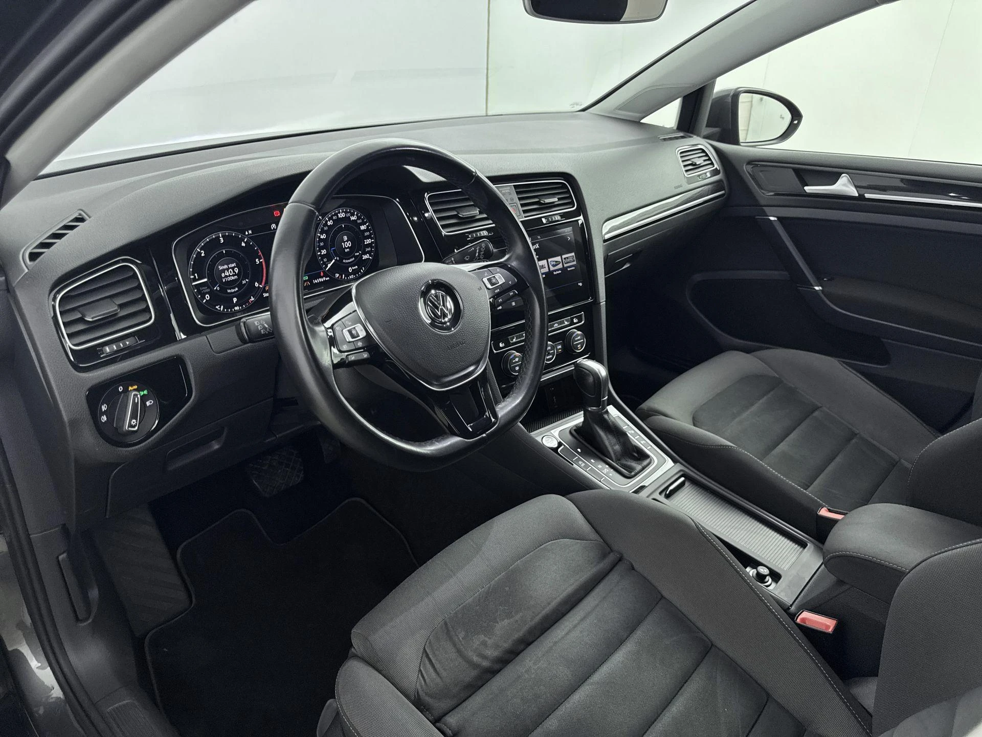 Volkswagen-Golf-image-7