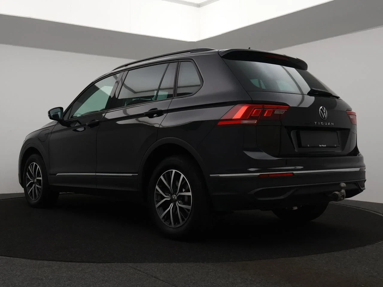 Volkswagen-Tiguan-image-12