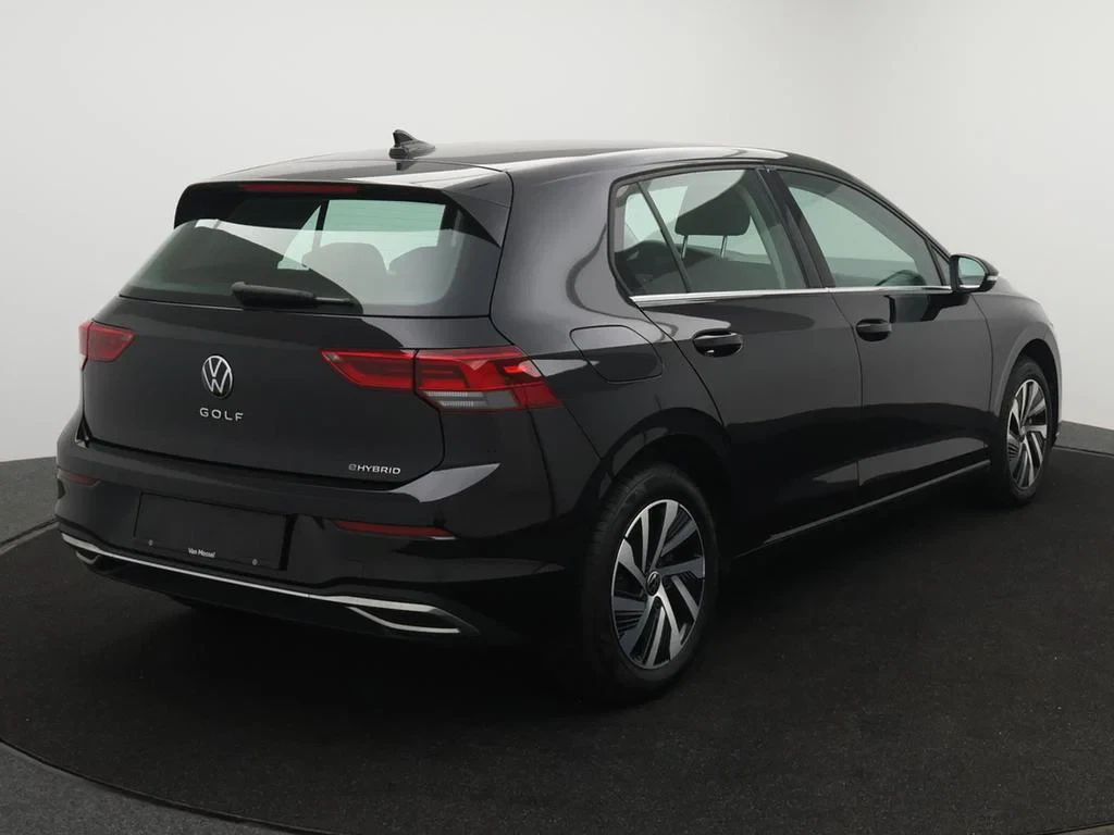 Volkswagen-Golf-image-1